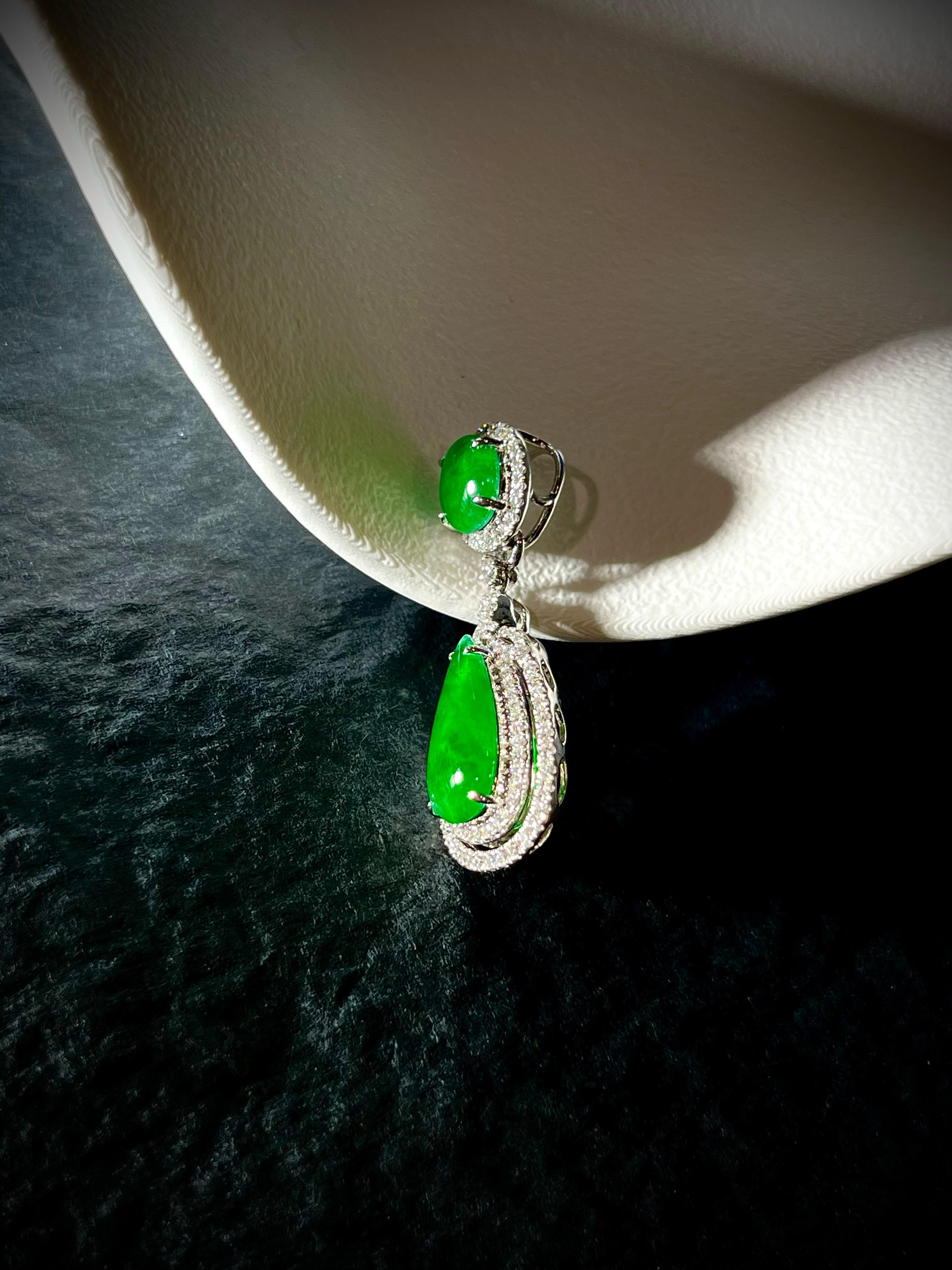 Ciondolo con giadeite verde naturale (Cui Fei) e diamanti in oro bianco 18 carati In condizioni Nuovo in vendita a Macau, MO