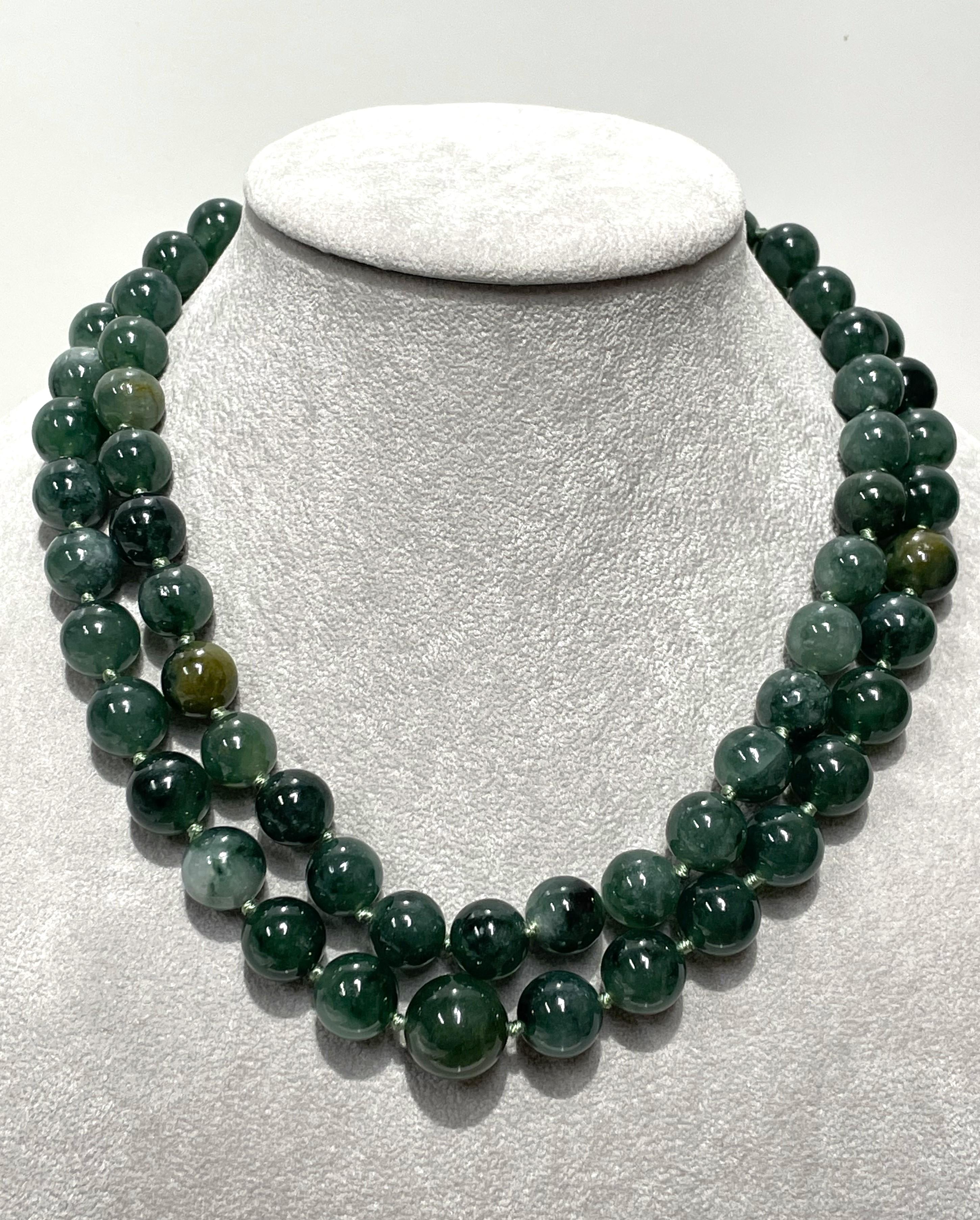 Dieser doppelte Strang aus natürlichen Jadeit-Jadeperlen passt zu jedem Outfit!
Verknotet.
62 dunkelgrüne Perlen, jeweils ca. 11,3 mm bis 15,4 mm.
14KY Federring-Verschluss.
Die Halskette wiegt 198,86 Gramm und ist ca. 17 cm lang.