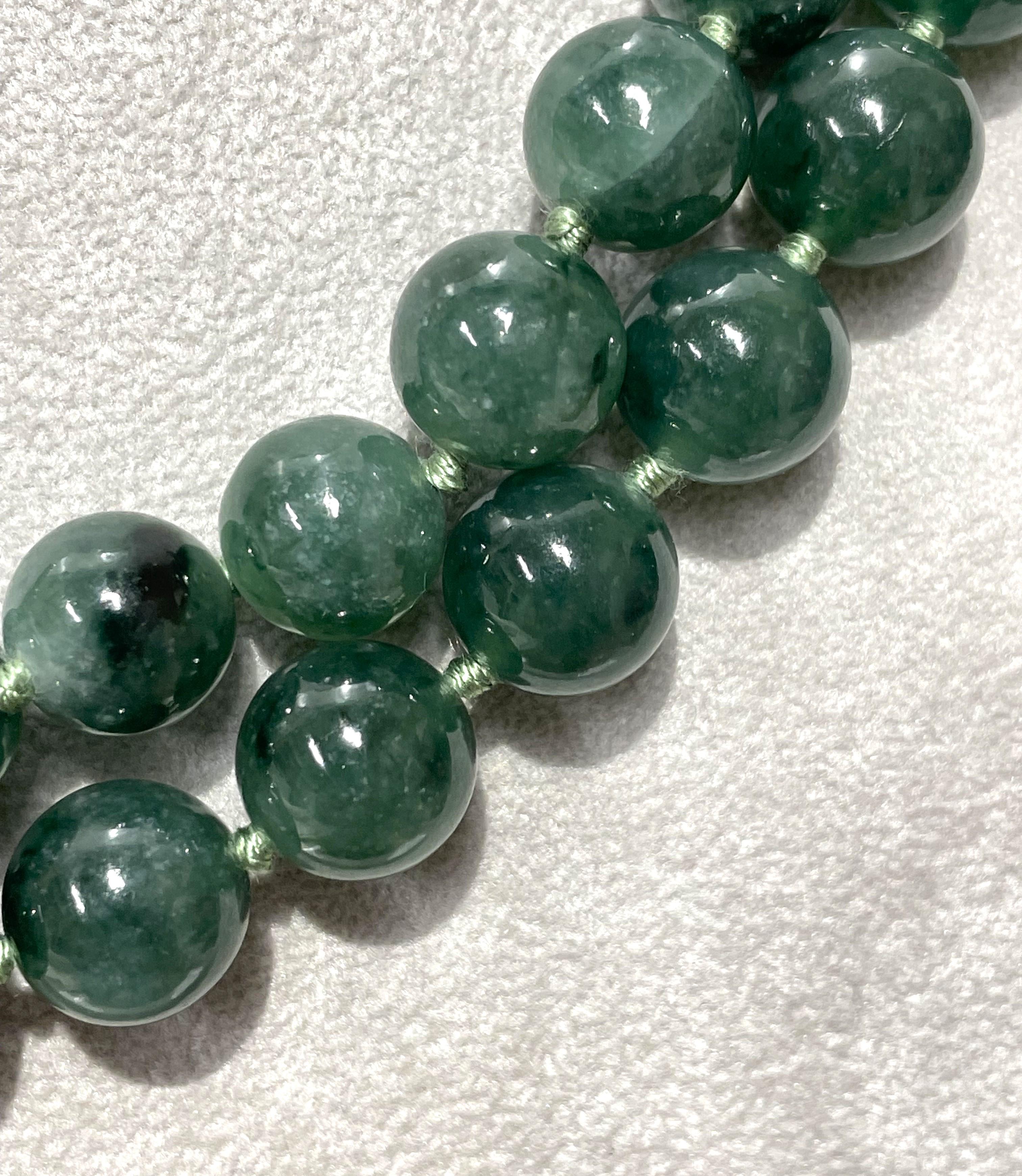 Natürliche grüne Jadeit Jade Perlenkette im Zustand „Hervorragend“ im Angebot in Cincinnati, OH