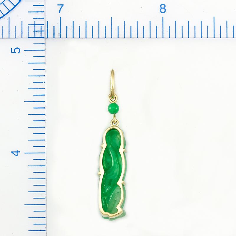 Gorgeous, vivid , natural green jadeite jade carving of a monkey holding a peach. This carving is set in 18K yellow gold with a fine green jade bead accent and a oval ring bail. The carving is approx. 7mm wide, 23mm long & 4mm thick.

The monkey is