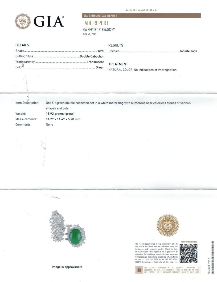 Découvrez la beauté raffinée de cette bague en or blanc 18 carats, ornée d'une étonnante jadéite verte naturelle de 9,00 carats, gracieusement rehaussée par un impressionnant ensemble de diamants éblouissants de 4,83 carats. Avec sa couleur vert vif