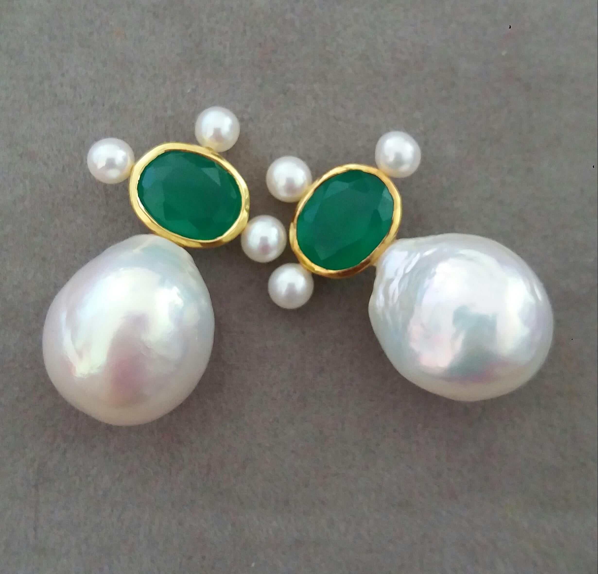 Contemporary Natural Green Onyx 14k Yellow Gold Pear Shape Baroque Pearls Stud Earrings For Sale