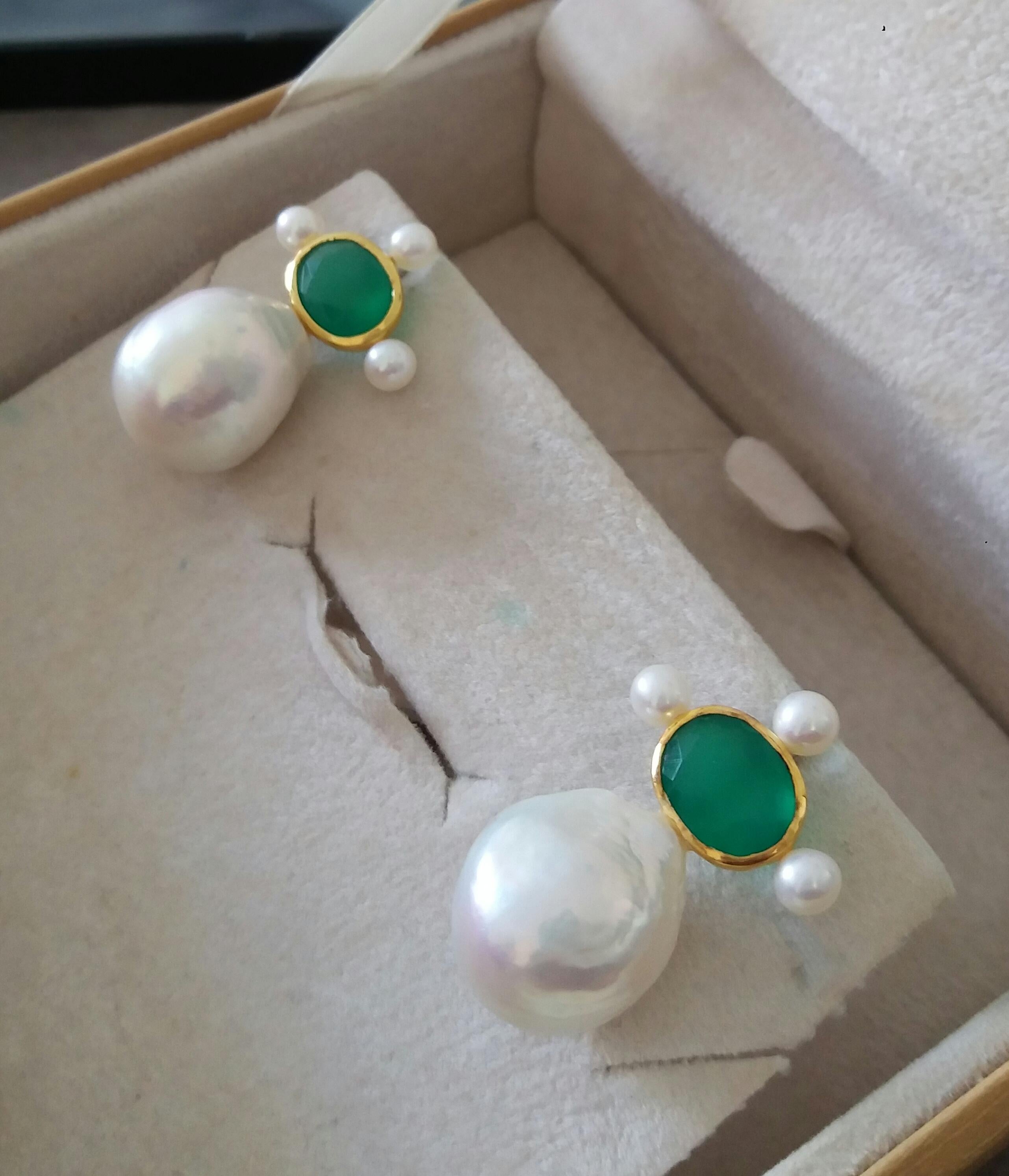 Natural Green Onyx 14k Yellow Gold Pear Shape Baroque Pearls Stud Earrings In Good Condition In Bangkok, TH