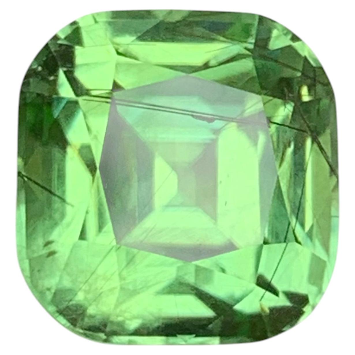 Peridoto verde natural 8,15 ct Gema talla cojín con inclusiones de aguja negra en venta