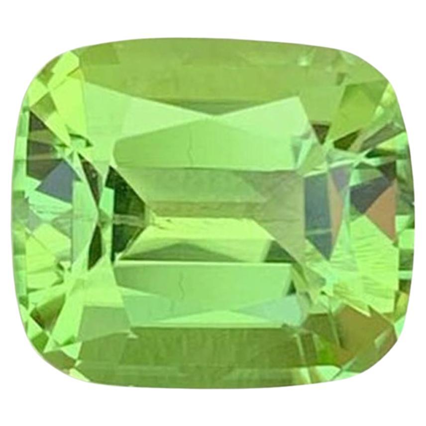 Natural Green Peridot Gemstone: 5.62 Carat Cushion Cut Peridot From Pakistan im Angebot