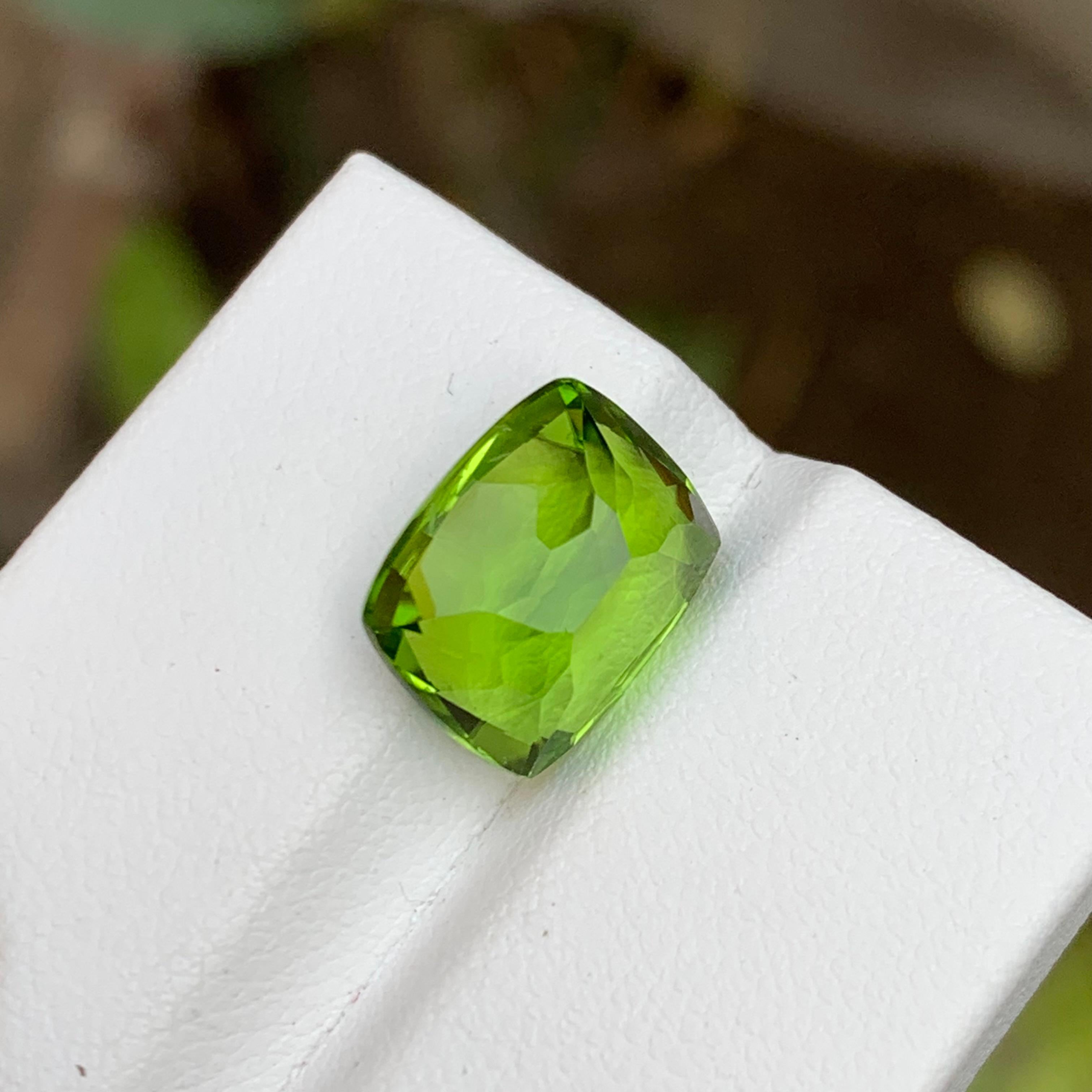 Natural Green Peridot Gemstone, 7 Carat Fancy Cushion Cut-Pendant, Jewelry Pak In New Condition For Sale In Peshawar, PK