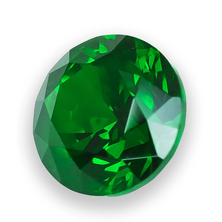 Questo eccezionale granato demantoide russo abbaglia con la sua vivida tonalità verde e la sua impareggiabile brillantezza. Caratterizzata da un taglio brillante, questa gemma mostra un fuoco e una dispersione di luce superiori, che la rendono uno