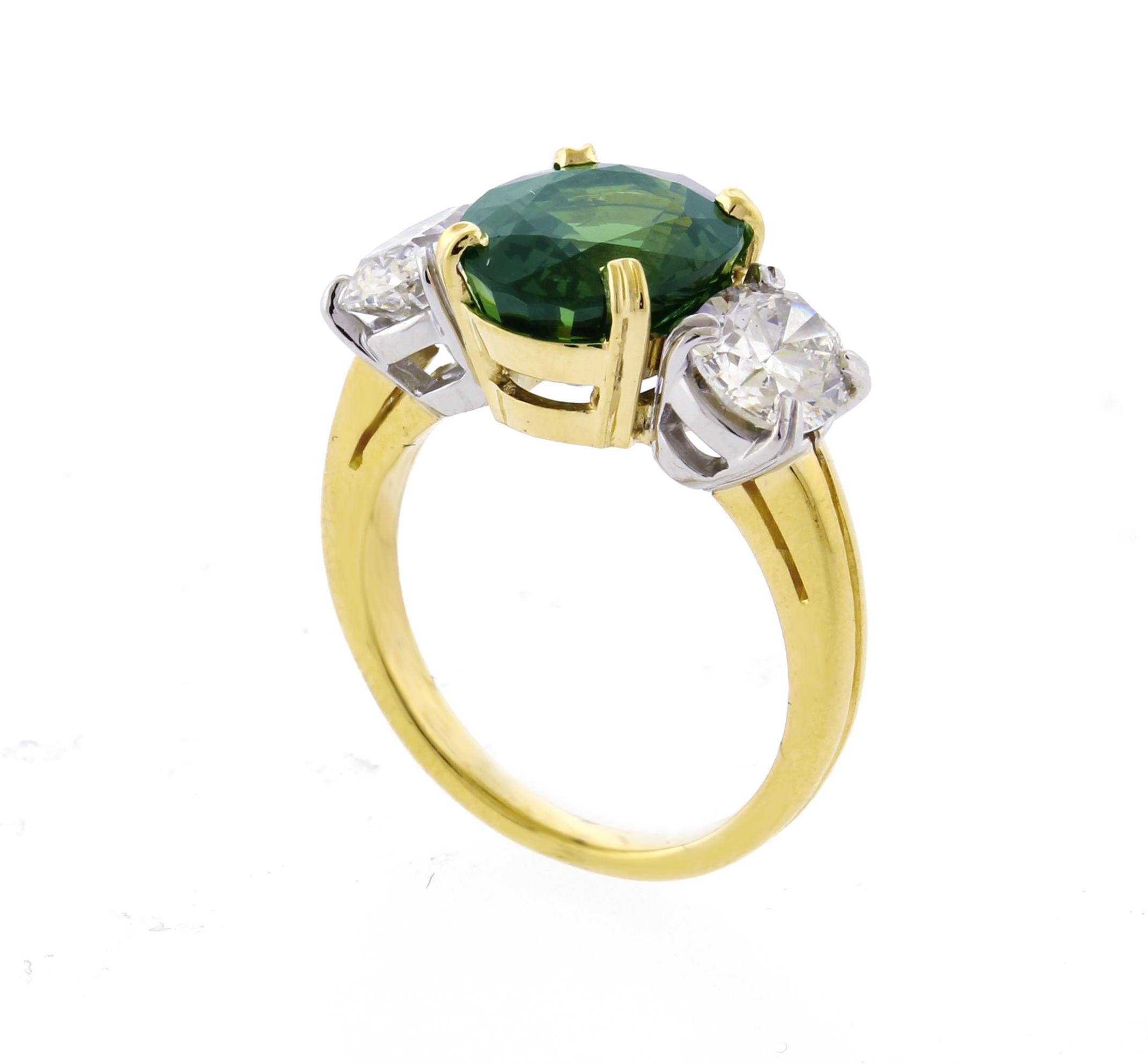 Taglio ovale Anello con tre pietre di Ceylon da verde a rosa 4,55 alessandrite naturale e senza calore in vendita