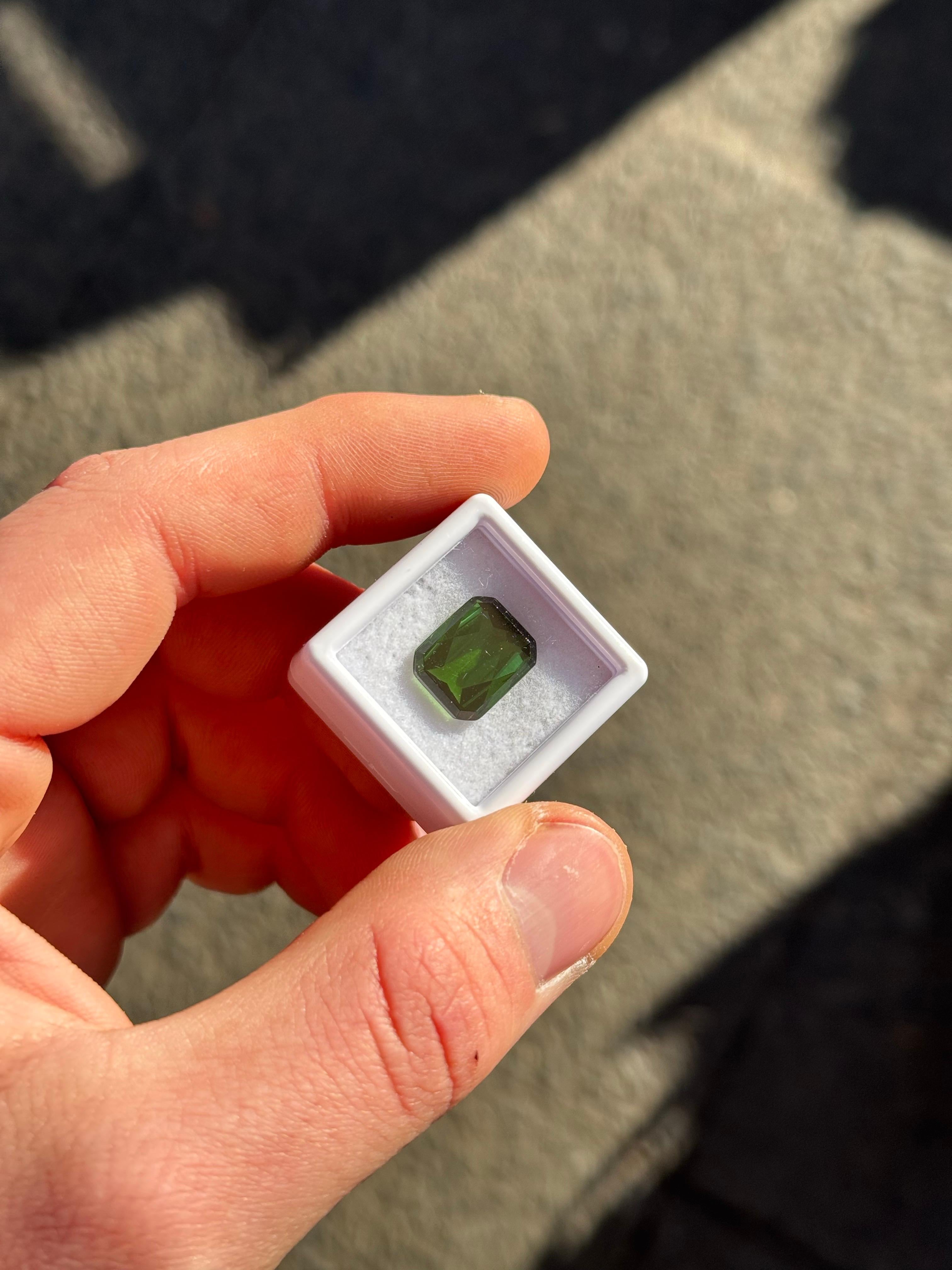 Natural Green Tourmaline – 5.9 ct In Excellent Condition For Sale In Berlin, BE