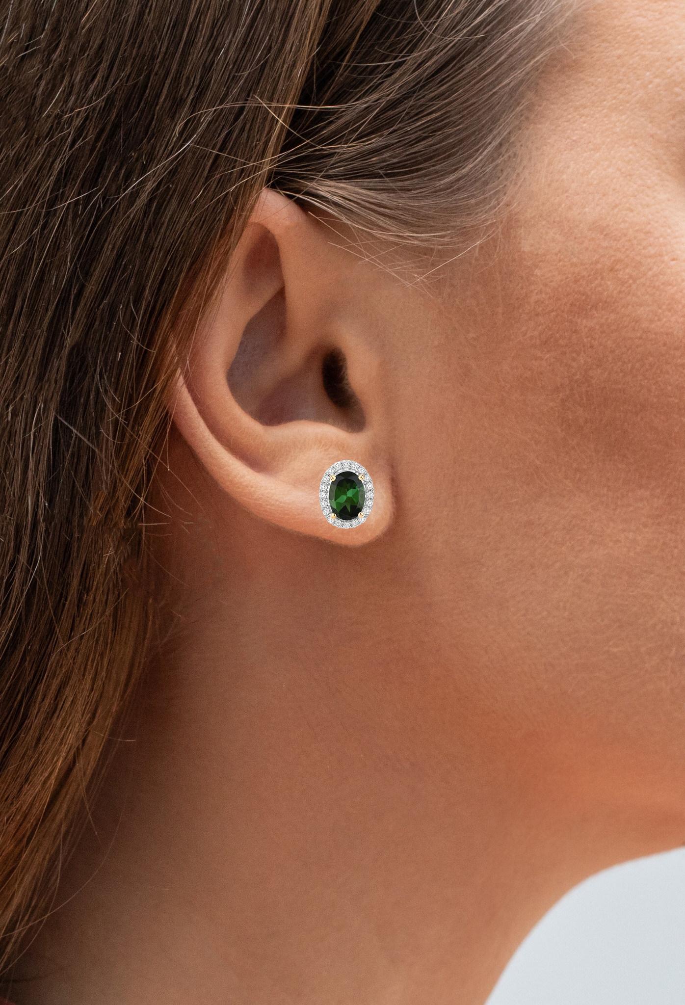 Viene fornito con la valutazione GIA GG/AJP  
Tormalina verde = 1,70 carati (7 x 5 mm)
Taglio: Ovale
Quantità totale di tormaline: 2
Colore primario della pietra: Verde
Diamanti = 0,30 carati
Quantità totale di diamanti: 40
Metallo: Oro giallo 14