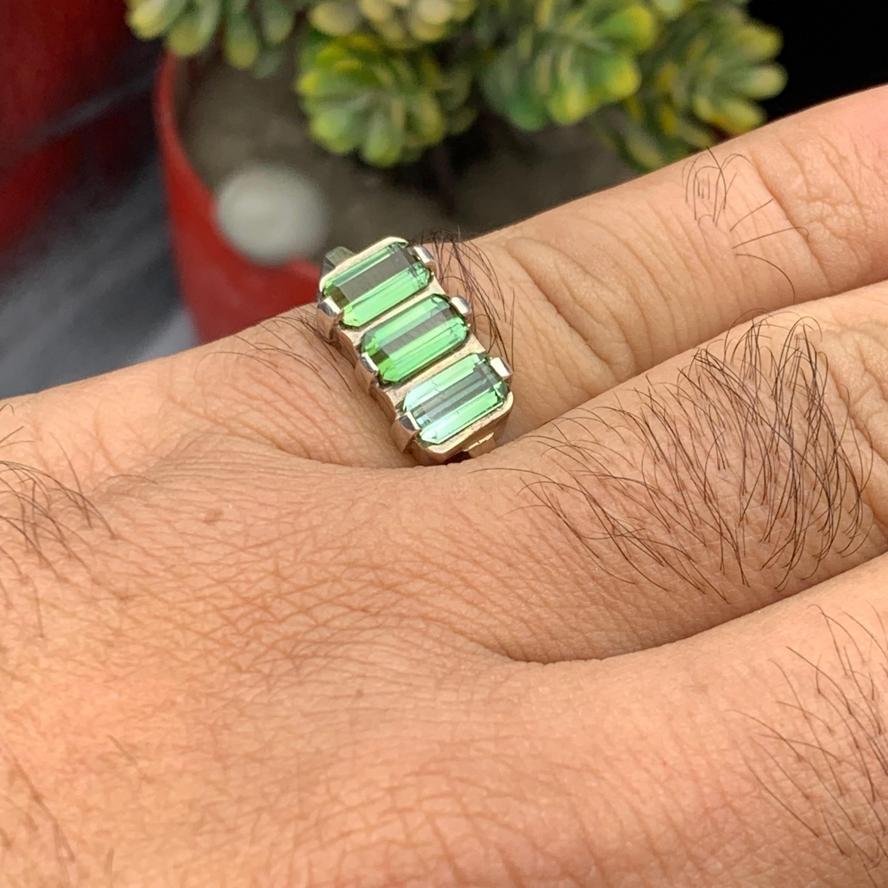 Anello a fascia con tormalina verde naturale in argento 925 - Gioielli fatti a mano in vendita 4