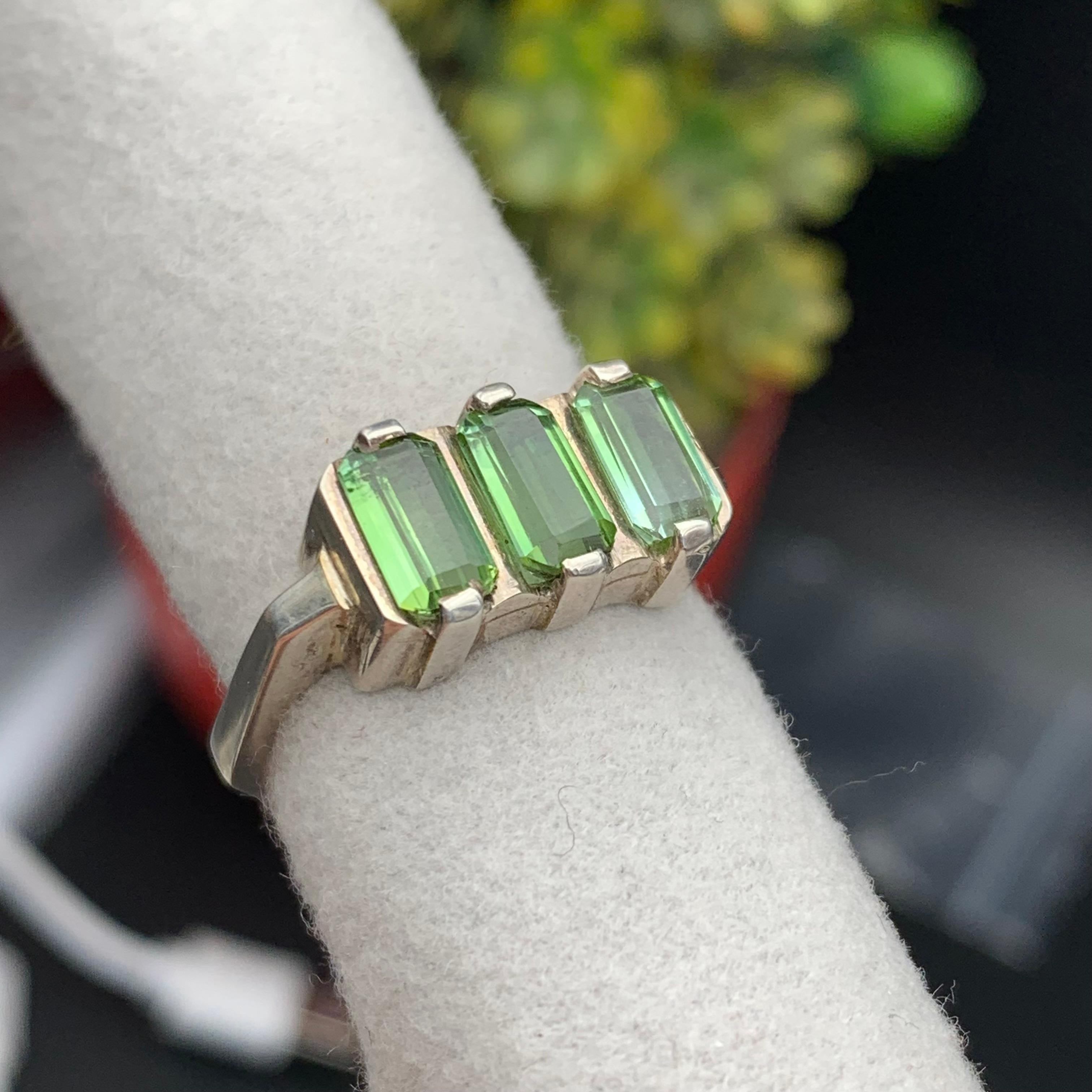 Anello a fascia con tormalina verde naturale in argento 925 - Gioielli fatti a mano in vendita 7