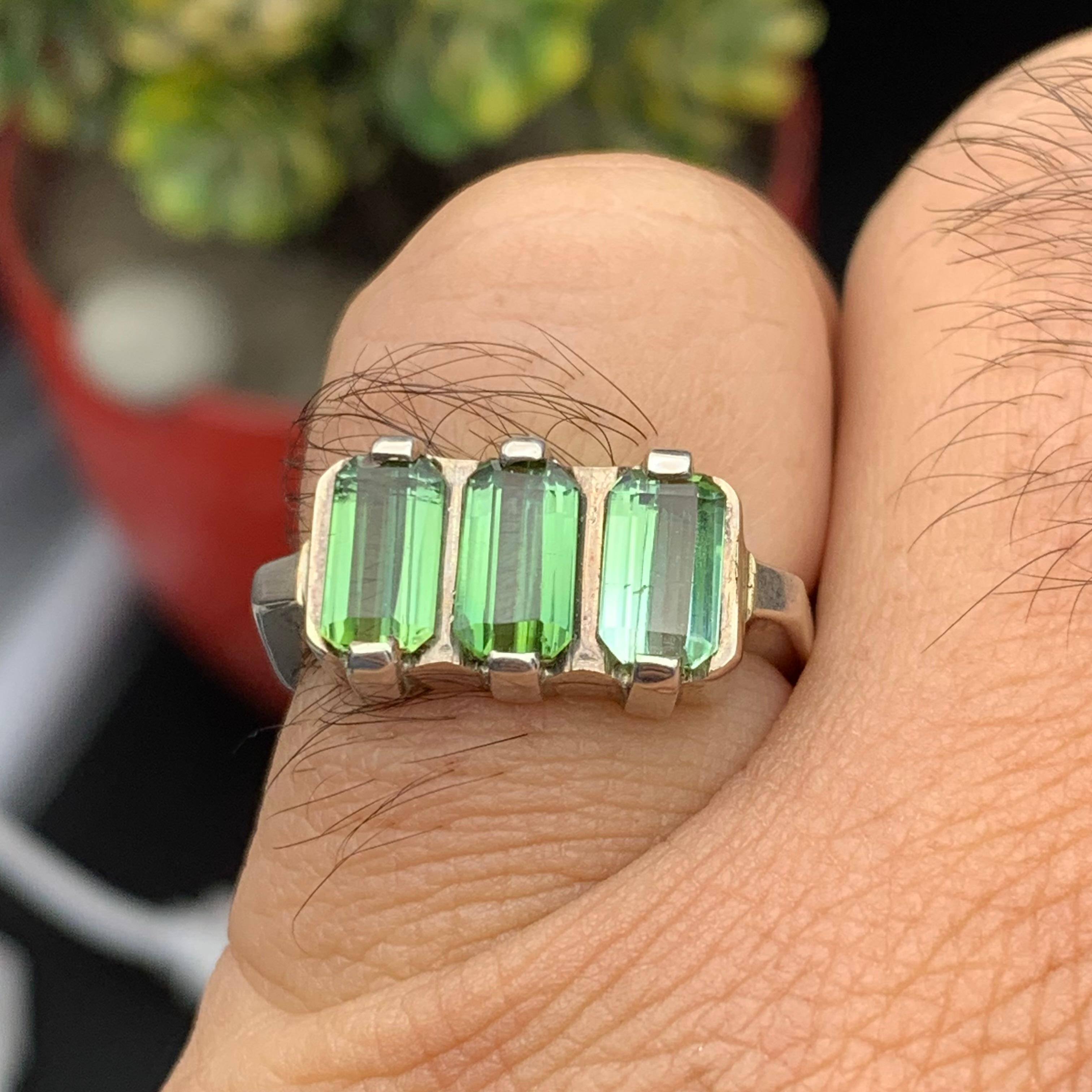 Moderno Anello a fascia con tormalina verde naturale in argento 925 - Gioielli fatti a mano in vendita