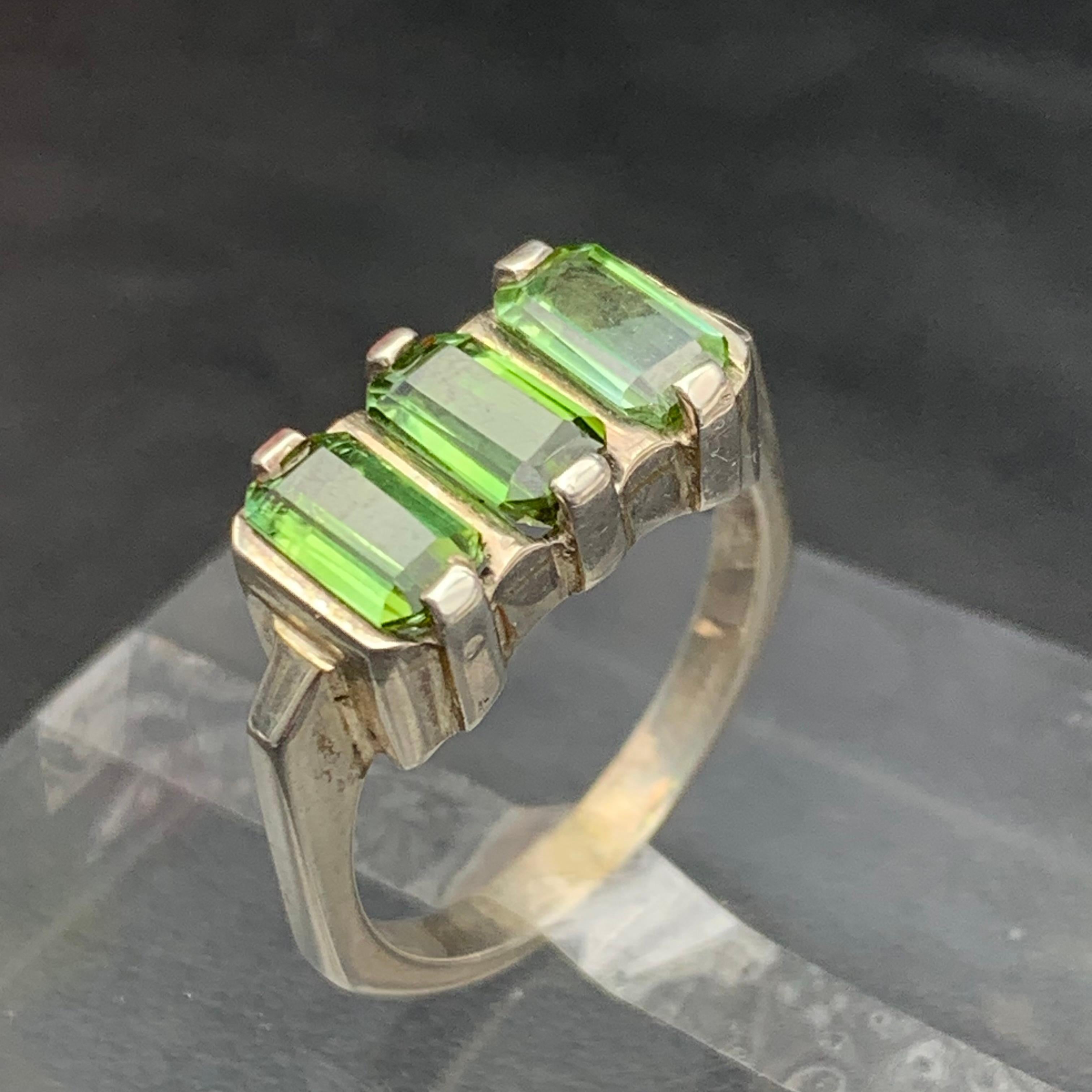 Anello a fascia con tormalina verde naturale in argento 925 - Gioielli fatti a mano in vendita 2