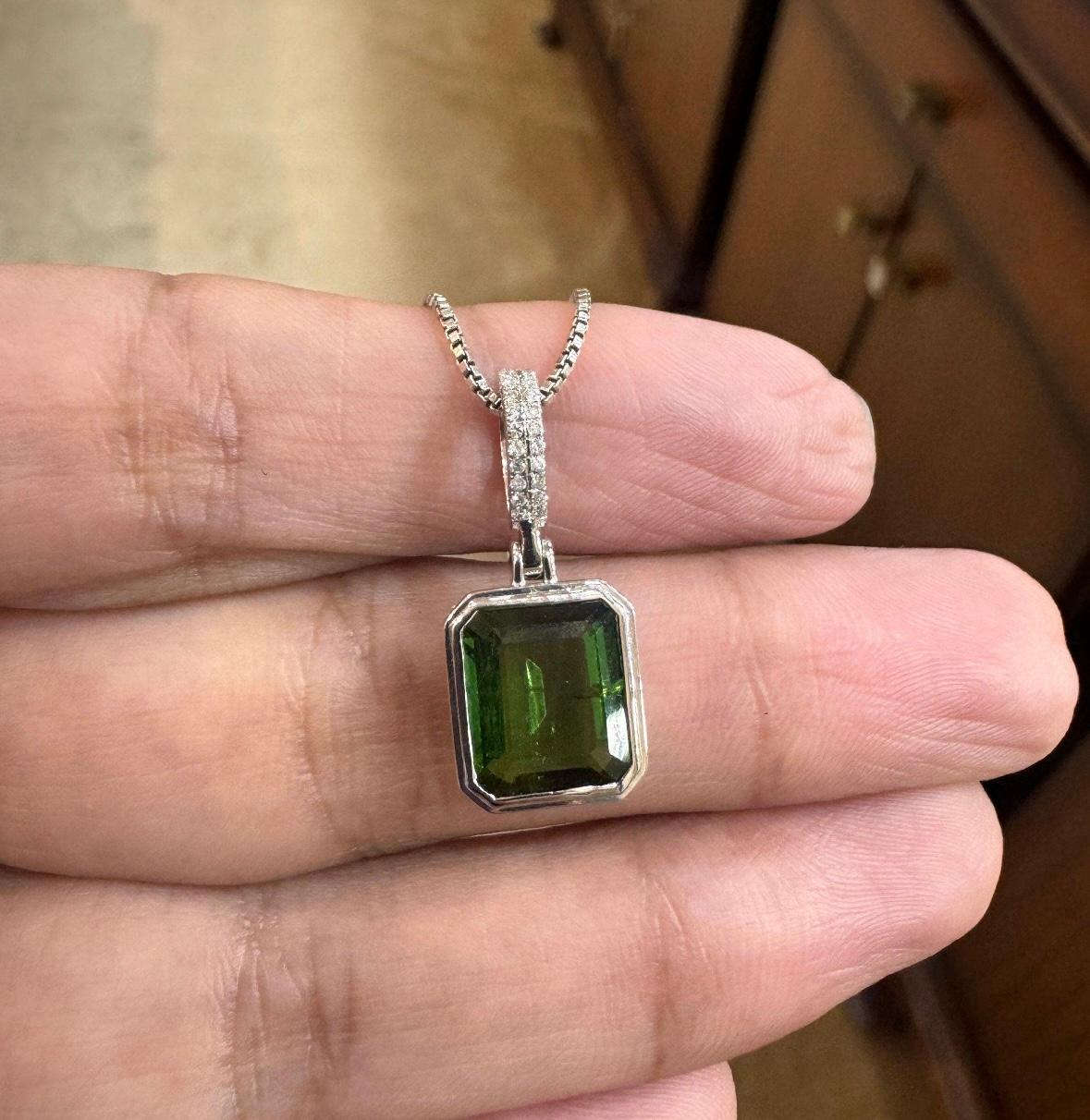 Pendentif en or 14k avec diamant et tourmaline verte naturelle Pour femmes en vente