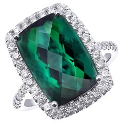 Gemma di tormalina verde naturale da 6,93 carati in anello d'oro bianco 14K con diamanti