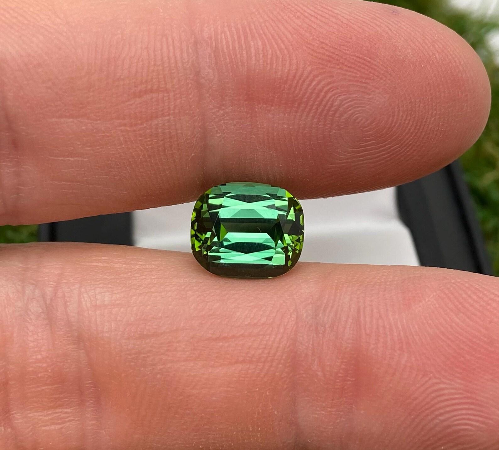 Tourmaline verte naturelle en vrac

Certificat GFCO
Couleur des pierres : Vert
Type de pierre précieuse : Tourmaline
Taille de la pierre : 10.83x9.27x7.15 mm
Qualité de la coupe : Excellente
Clarté/Grade : Looping clean
Forme de la pierre : Taille