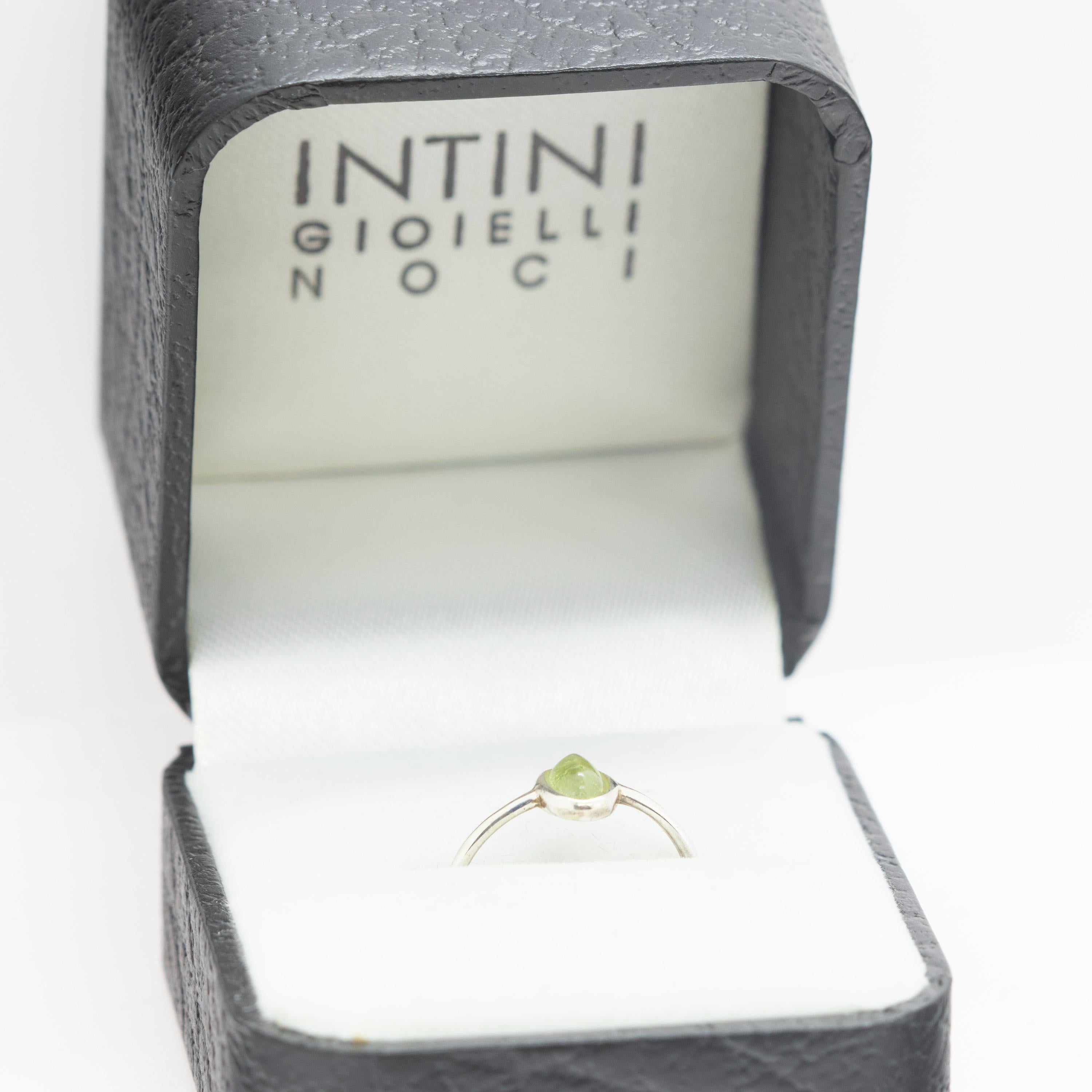 Anillo de cóctel de plata de ley con cabujón ovalado y solitario de turmalina verde natural Art Nouveau en venta