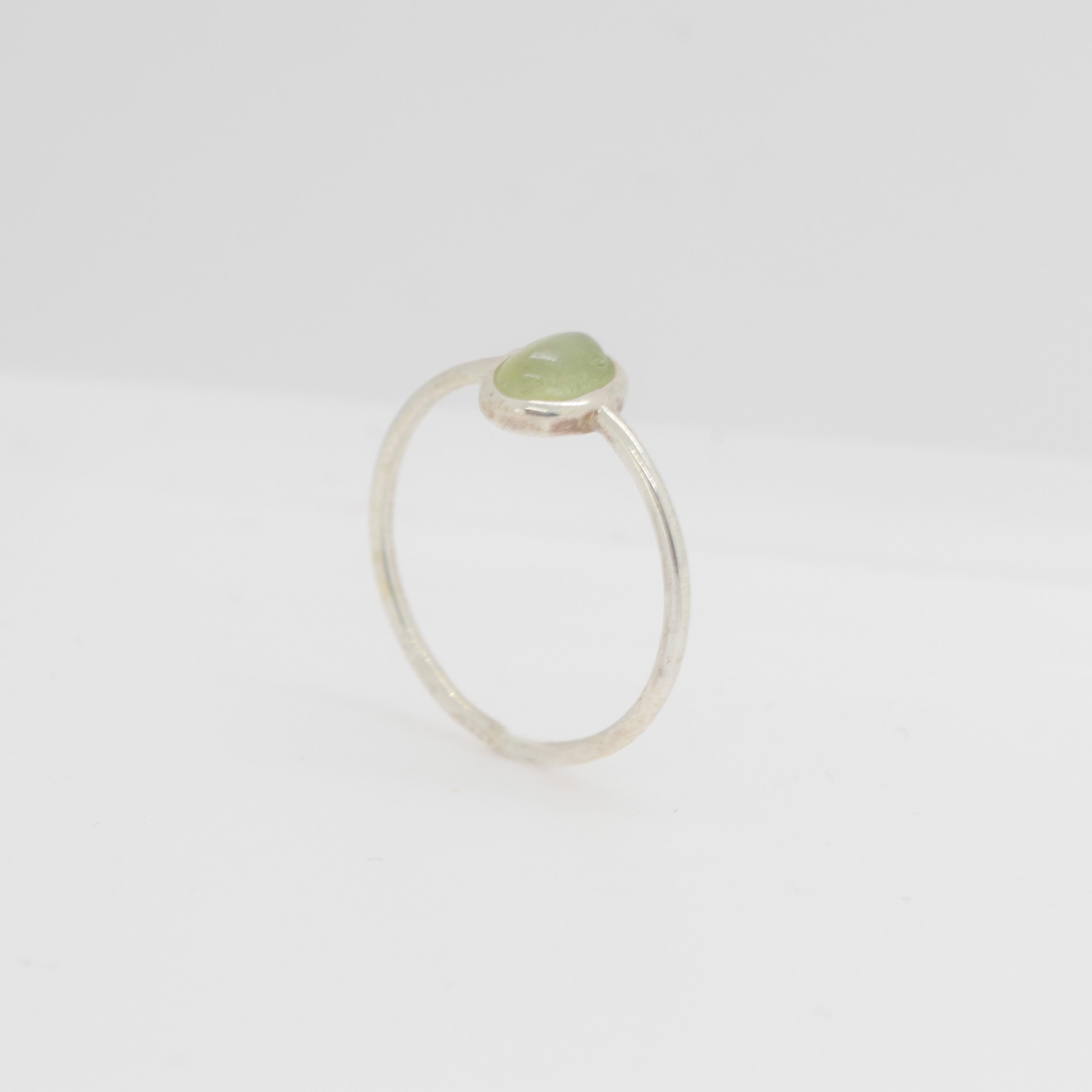 Anillo de cóctel de plata de ley con cabujón ovalado y solitario de turmalina verde natural Corte oval en venta