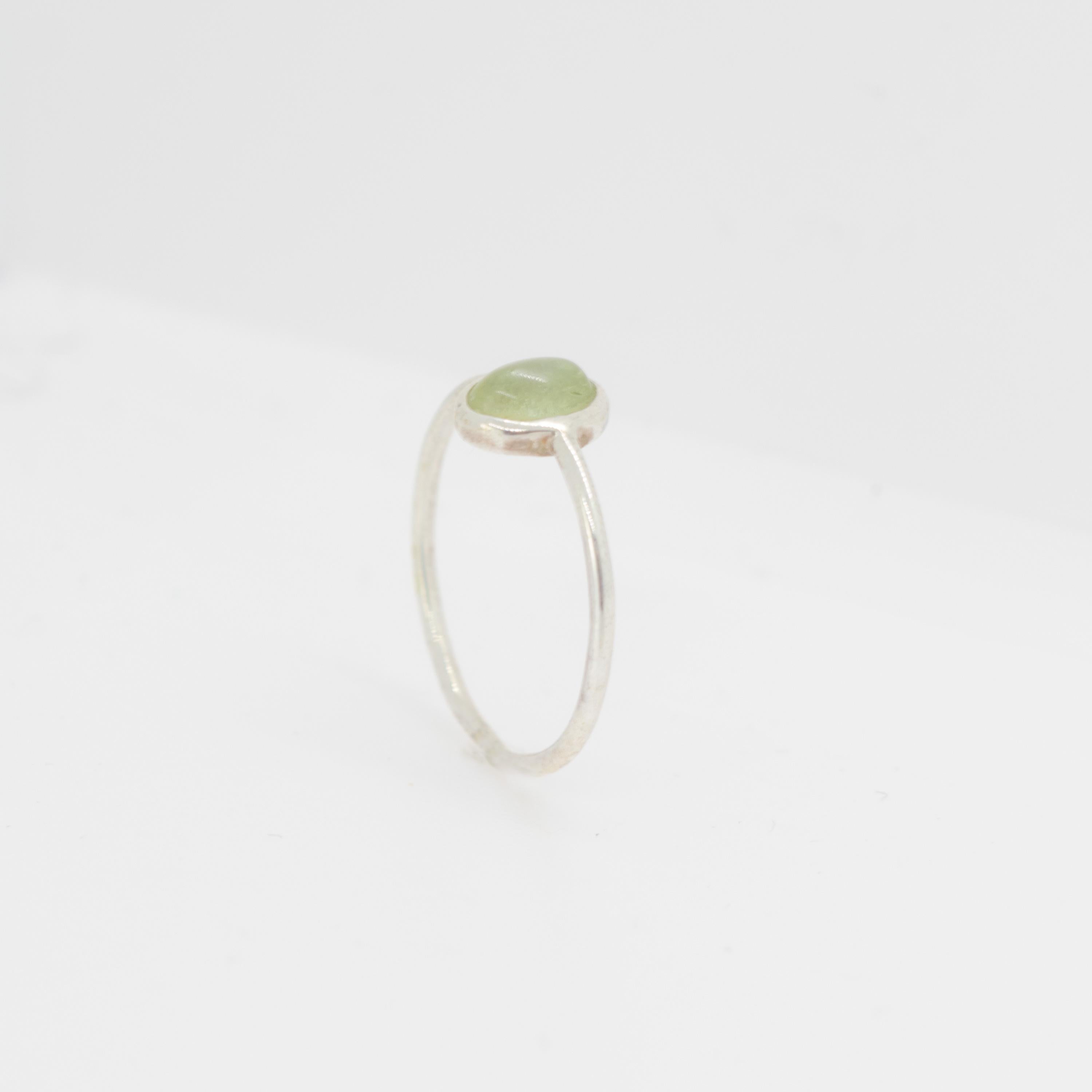 Anillo de cóctel de plata de ley con cabujón ovalado y solitario de turmalina verde natural en Nuevo estado para la venta en Milano, IT
