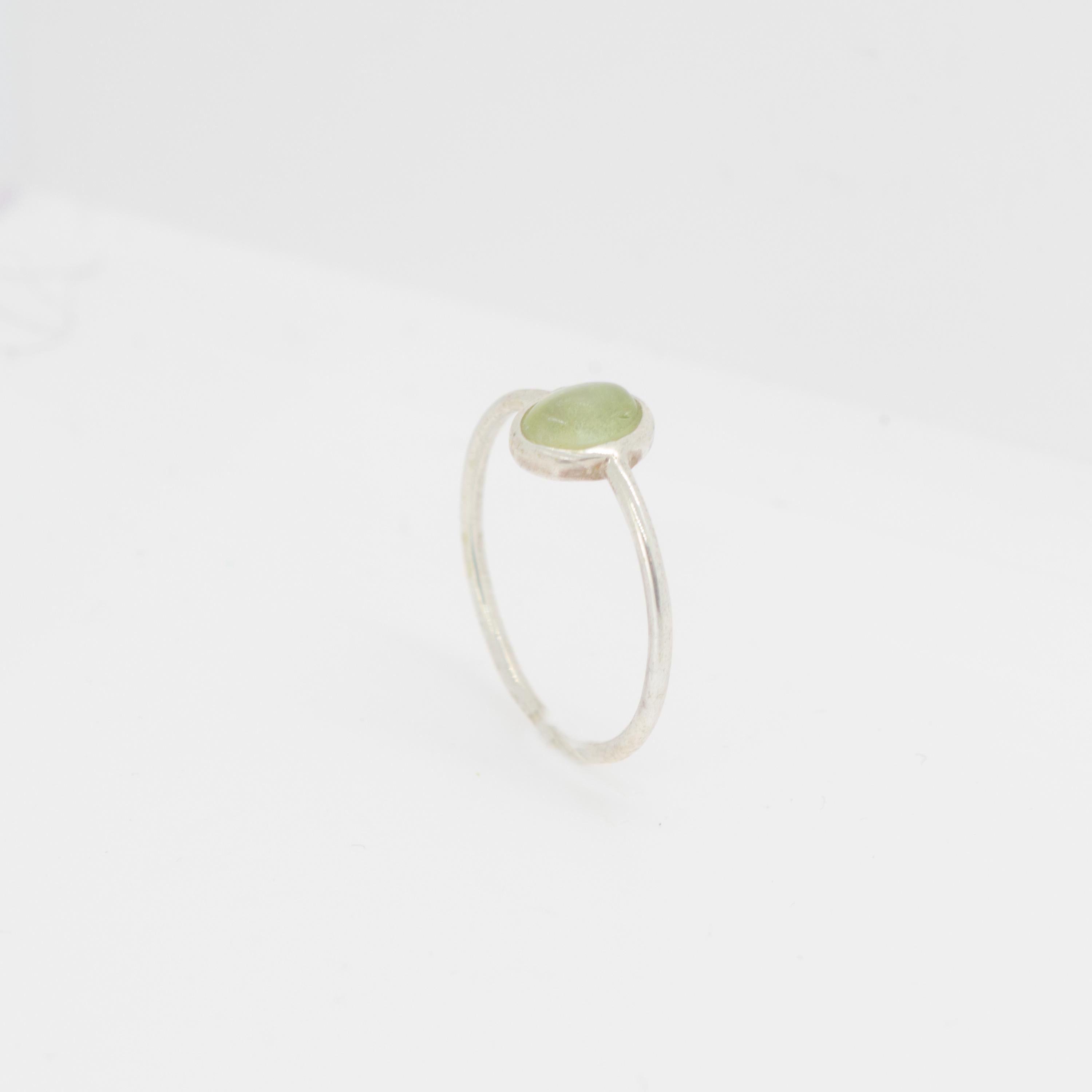 De las mujeres Anillo de cóctel de plata de ley con cabujón ovalado y solitario de turmalina verde natural en venta