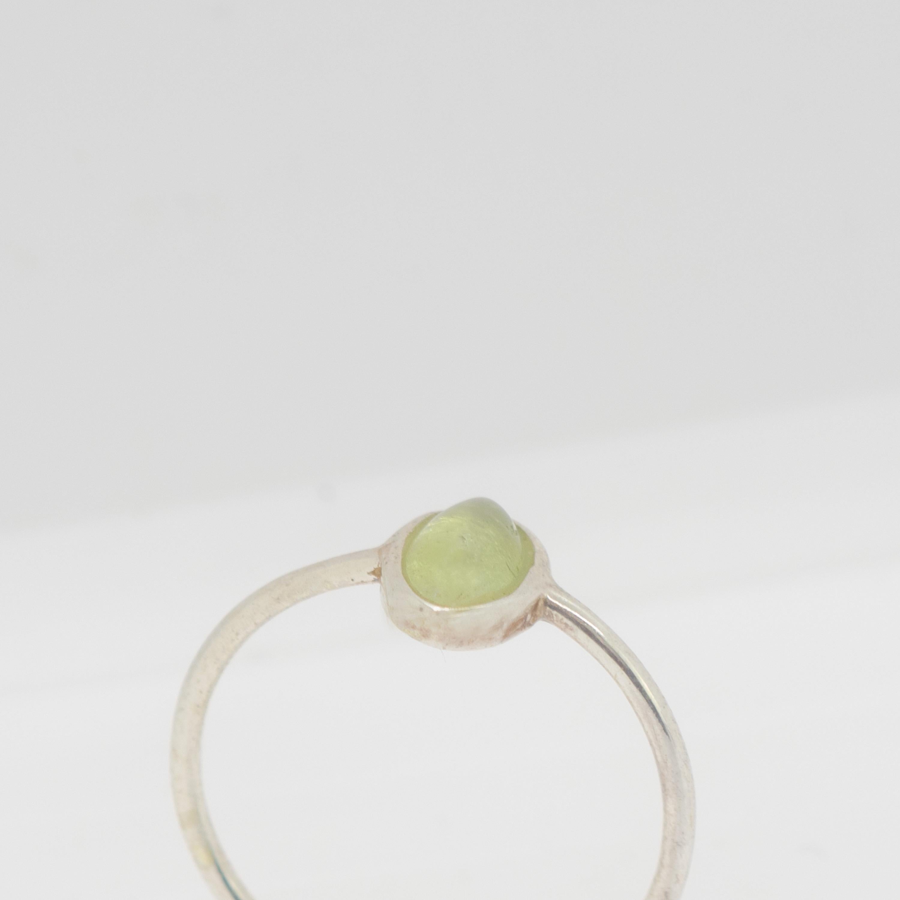 Anillo de cóctel de plata de ley con cabujón ovalado y solitario de turmalina verde natural en venta 1