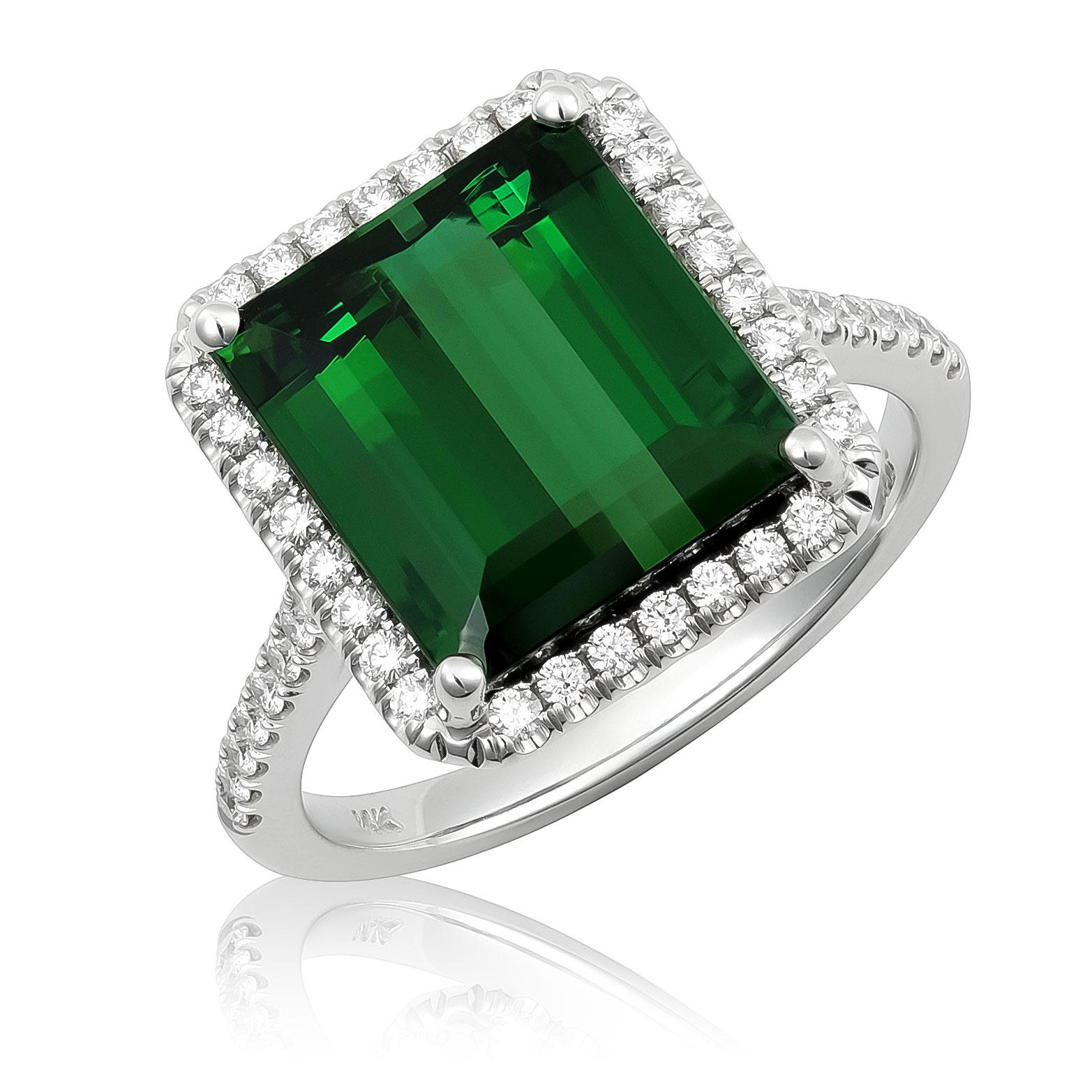 Cette bague en or blanc 14 carats présente des couleurs vives et une élégance intemporelle. Elle est ornée d'une tourmaline verte naturelle d'un poids de 6,06 carats. La pierre précieuse en forme de coussin est taillée en émeraude et présente une