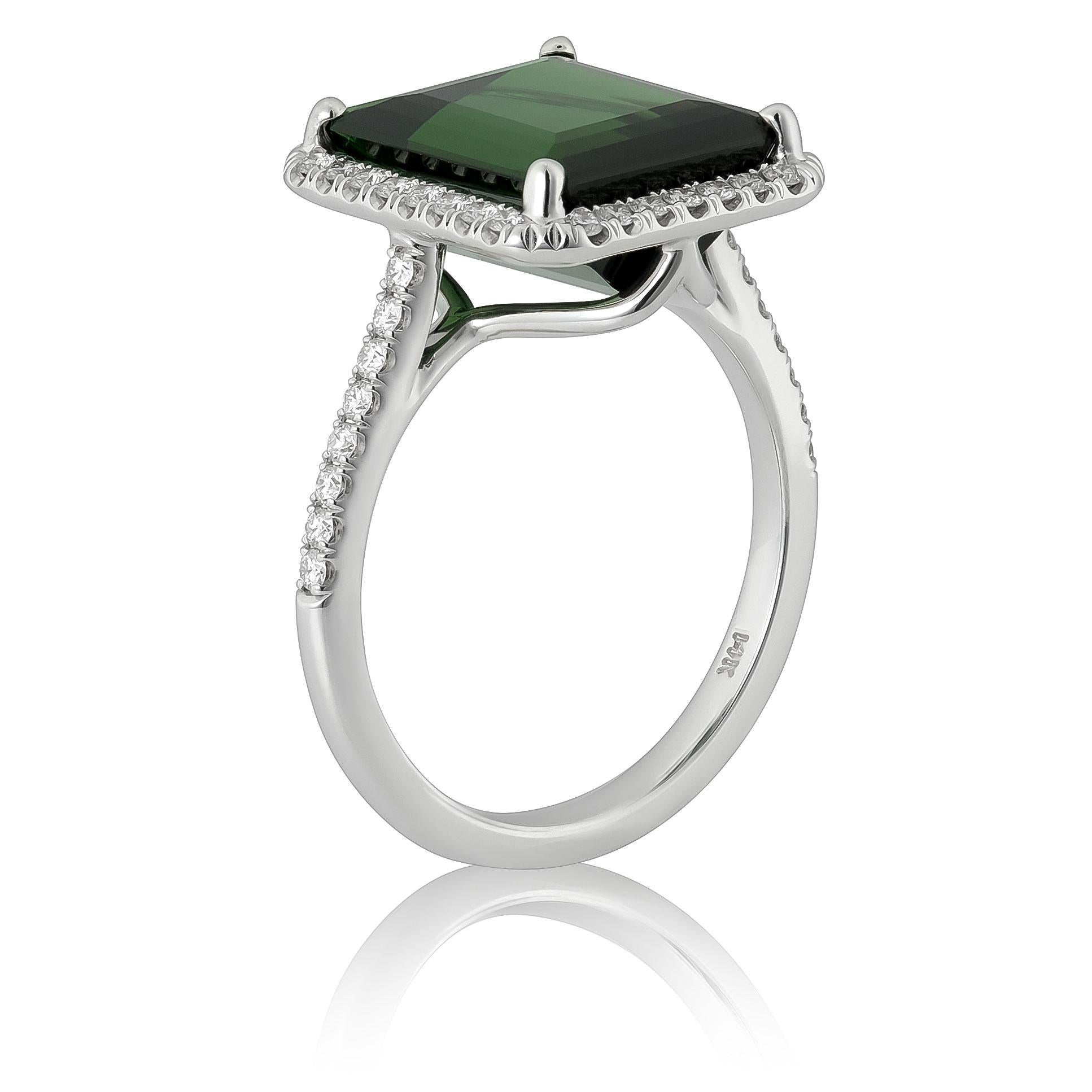 Taille émeraude Tourmaline verte naturelle 6,06 carats en or blanc 14K avec diamants en vente