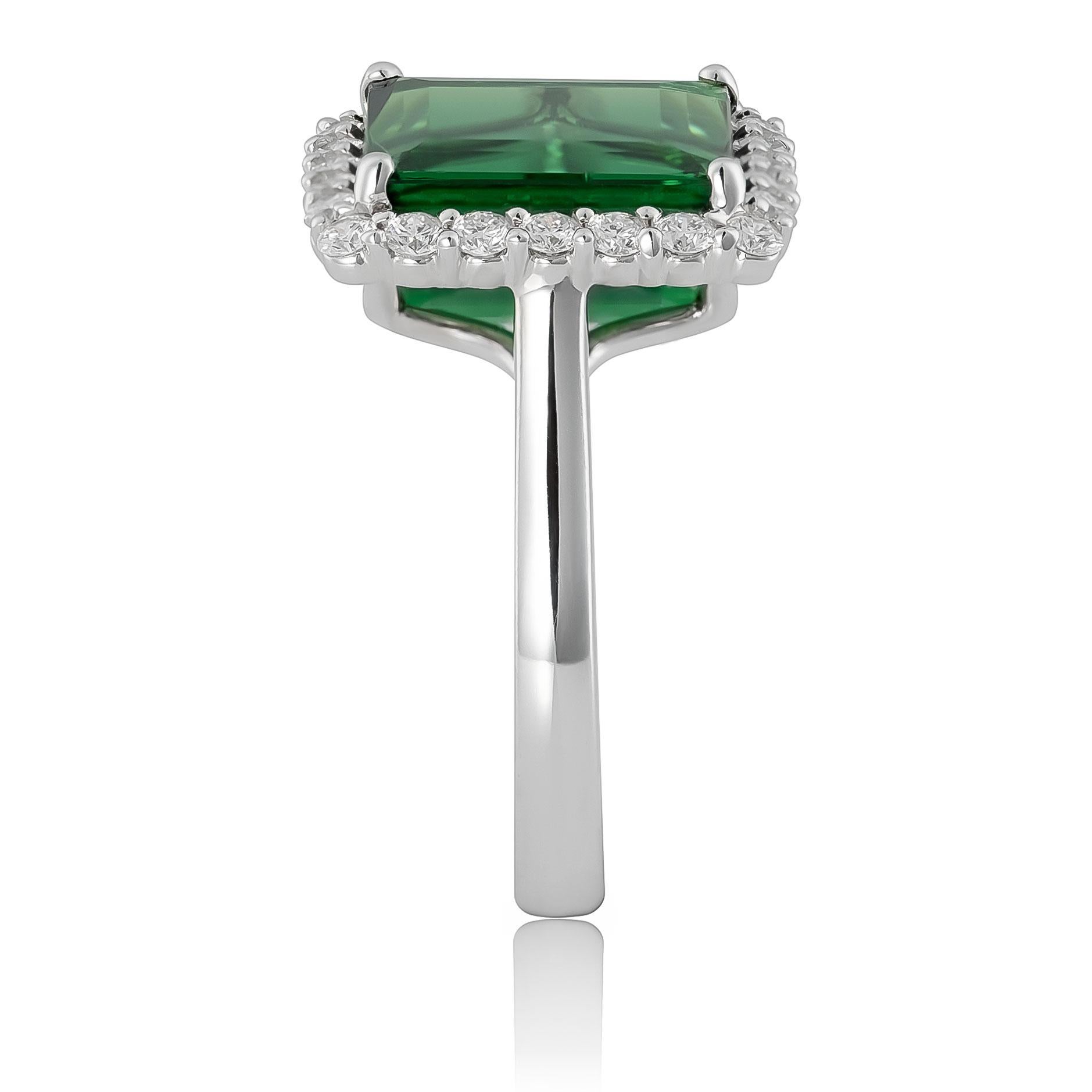 Turmalina verde natural de 6,50 quilates en anillo de oro blanco de 14 quilates con diamantes en Nuevo estado para la venta en Los Angeles, CA