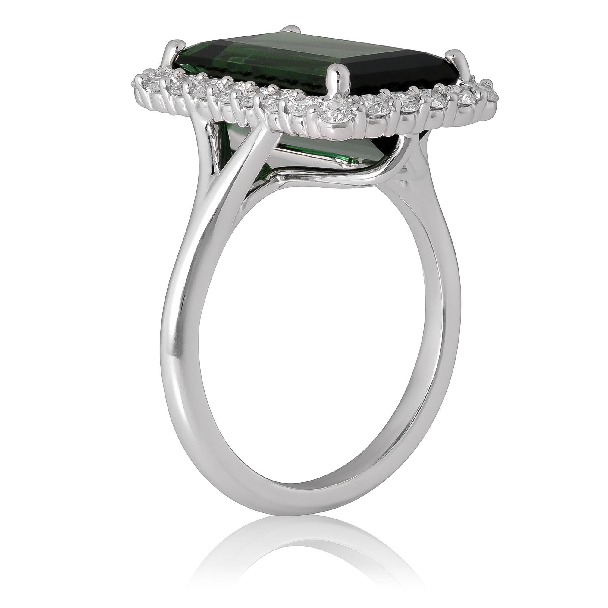 Taglio misto Pietra di tormalina verde naturale di 6,87 carati in anello d'oro bianco 14K con diamanti in vendita