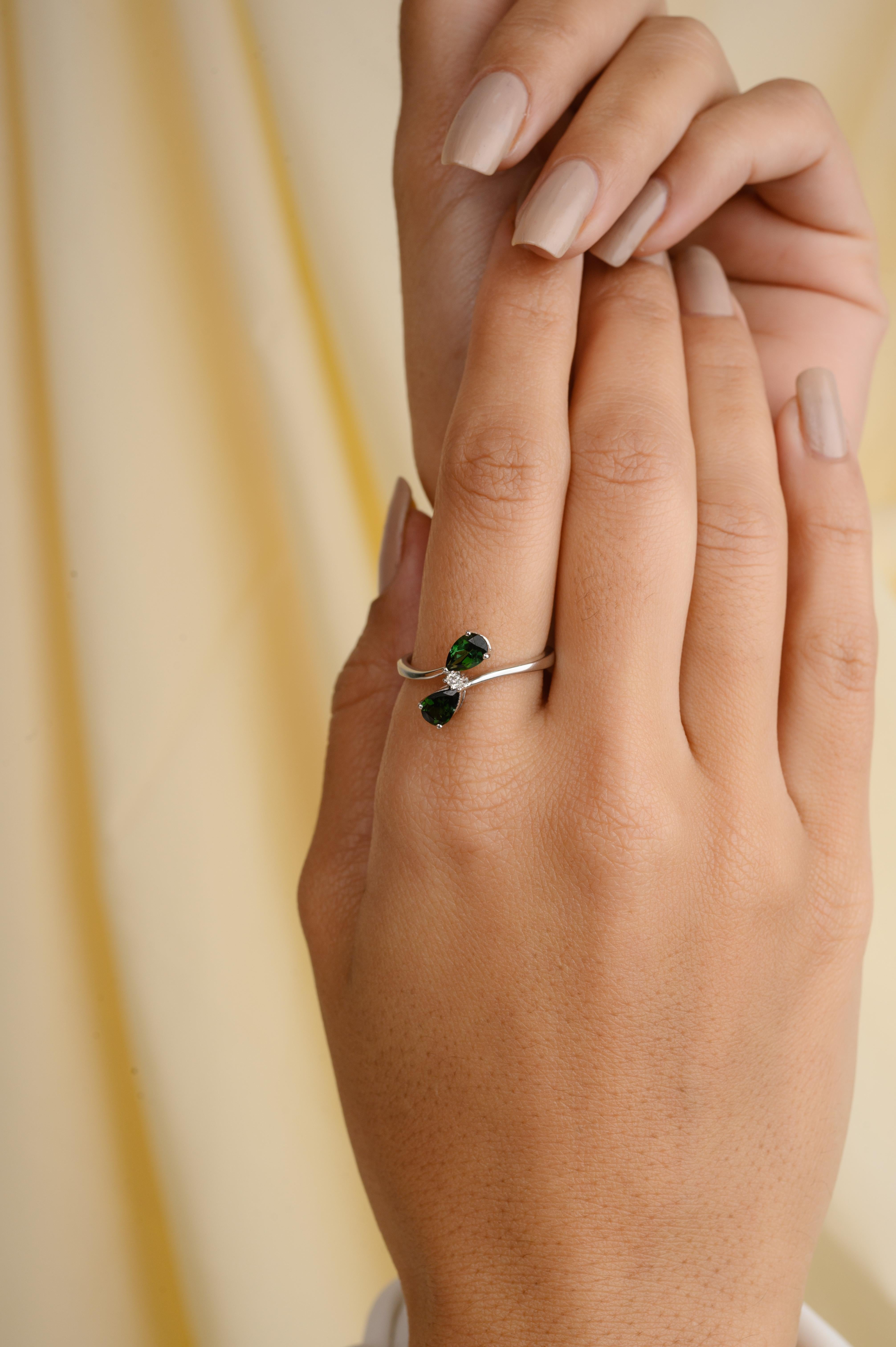 Im Angebot: Natürlicher Grüner Turmalin-Diamant-Zwei-Stein-Ring aus 14k Weißgold () 4