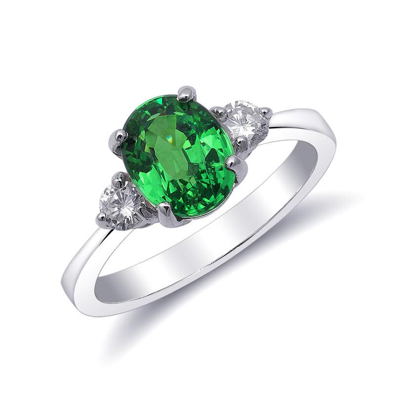 Erleben Sie die fesselnde Anziehungskraft des natürlichen Tsavorits mit diesem exquisiten Ring aus 18 Karat Weißgold. Ergänzt durch funkelnde Diamanten, zeigt dieses Schmuckstück außergewöhnliche Handwerkskunst und die strahlende Schönheit dieser