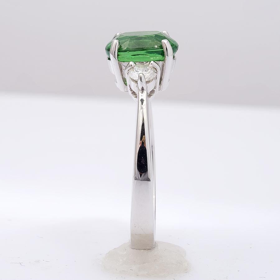 Natürlicher grüner Tsavorit Edelstein 2,08 cts in 18K Weißgold Ring mit Diamanten im Zustand „Neu“ im Angebot in Los Angeles, CA
