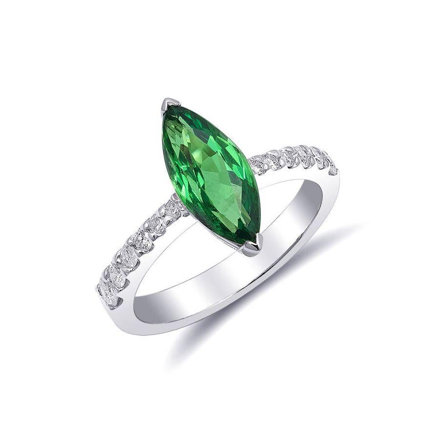 Prova il fascino accattivante della tsavorite naturale con questo squisito anello in oro bianco 18 carati. Completato da diamanti scintillanti, questo pezzo mette in mostra un'eccezionale maestria e la vibrante bellezza di queste gemme preziose.