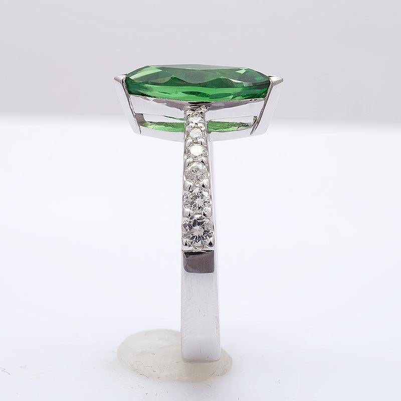 Gemma di tsavorite verde naturale da 2,46 carati in anello d'oro bianco 18 carati con diamanti In condizioni Nuovo in vendita a Los Angeles, CA