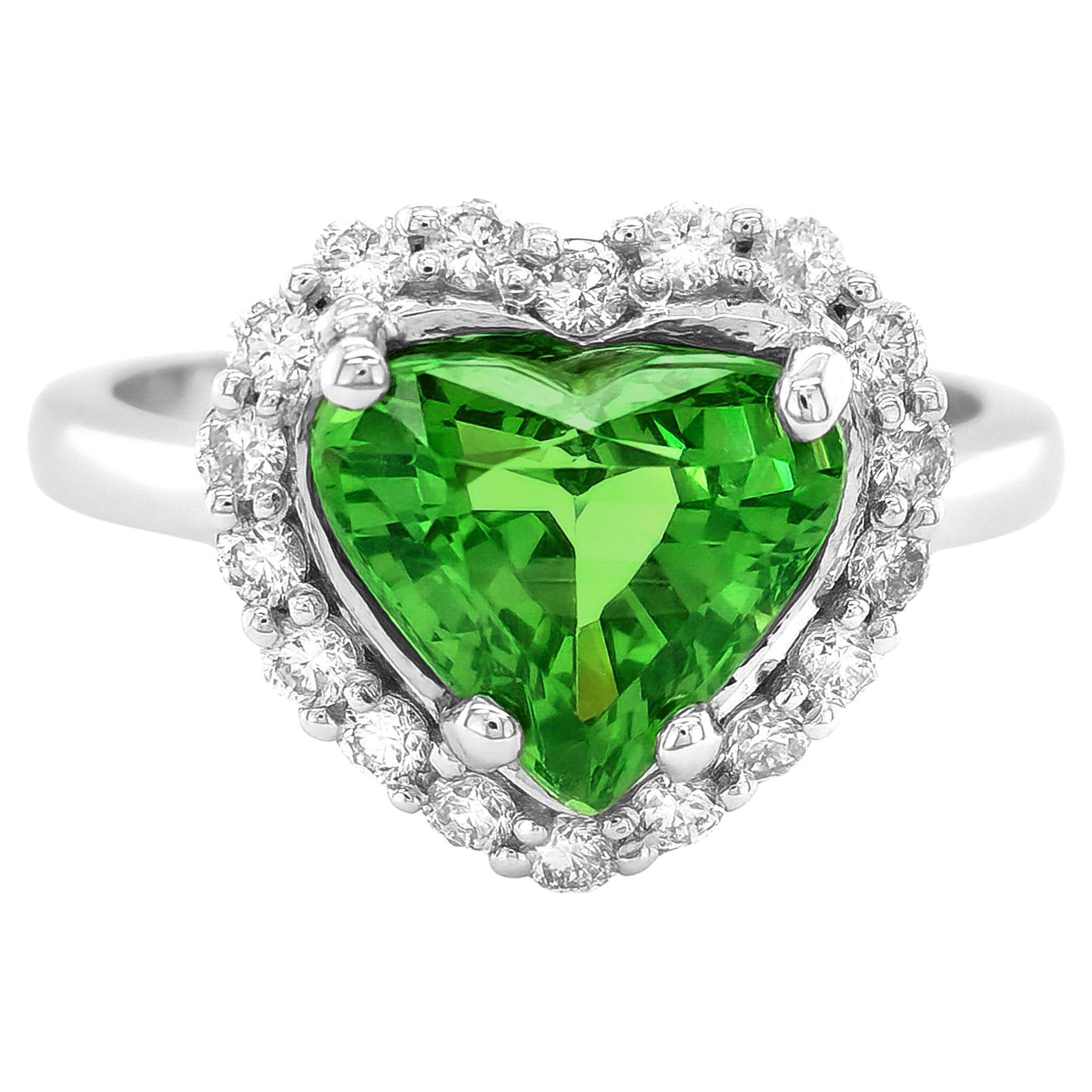 Gemma di tsavorite verde naturale da 2,79 carati in anello d'oro bianco 18 carati con diamanti