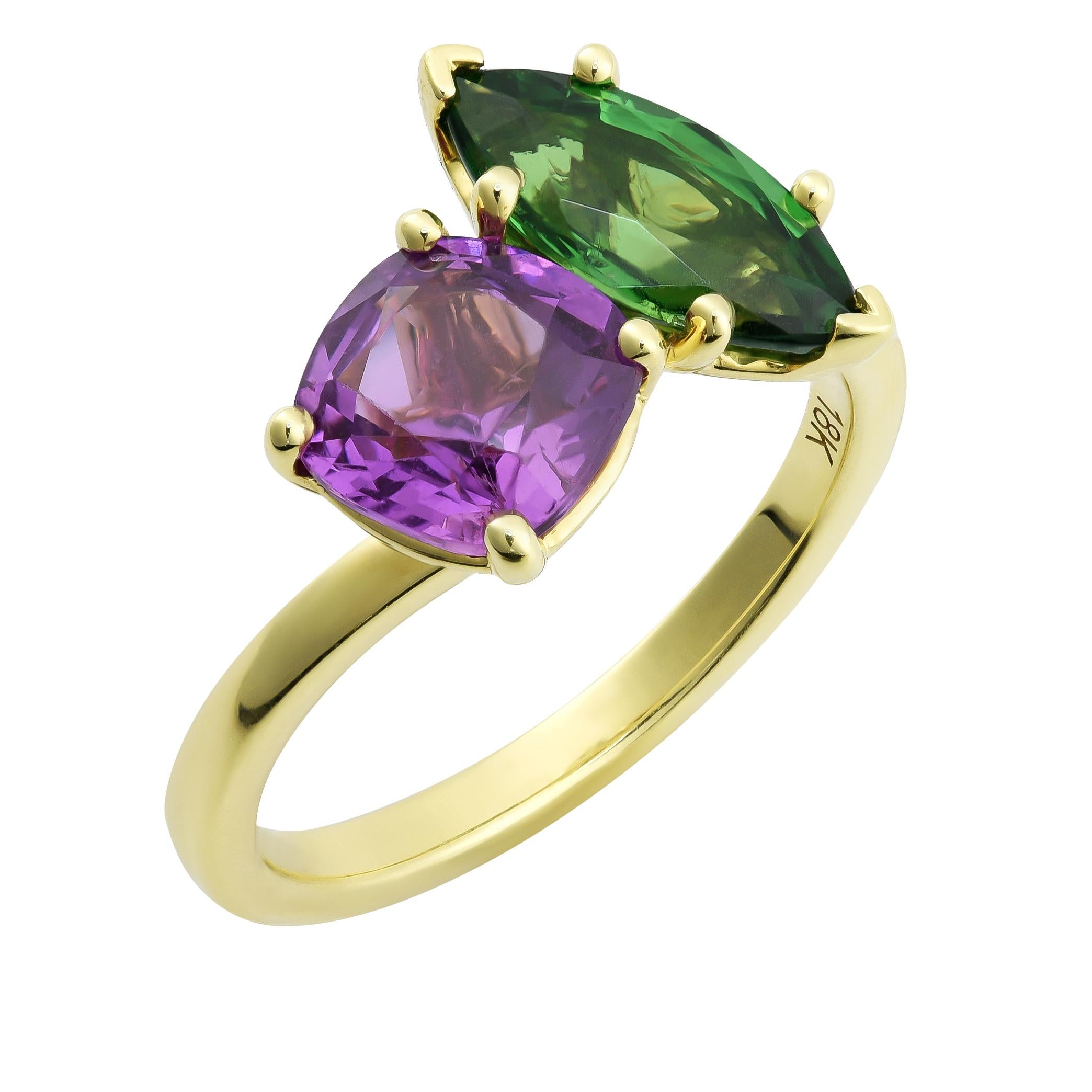 Wir präsentieren einen exquisiten Ring aus 18 Karat Gelbgold mit einer bezaubernden Kombination aus natürlichem Tsavorit und Saphir mit einem Gesamtgewicht von 3,52 Karat. Der leuchtend grüne Tsavorit und der satte Saphir bilden einen