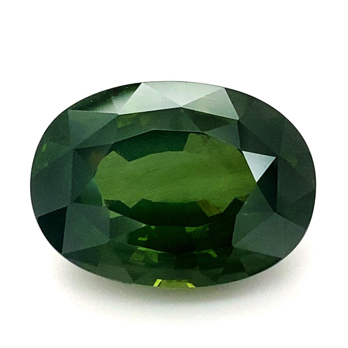 Questo squisito zircone verde naturale, del peso di ben 43,53 carati, è una gemma di eccezionale bellezza e rarità.

Peso in carati: 43,53 carati, che la rendono una gemma imponente e sostanziosa.
Forma: Ovale, che esalta la brillantezza della gemma