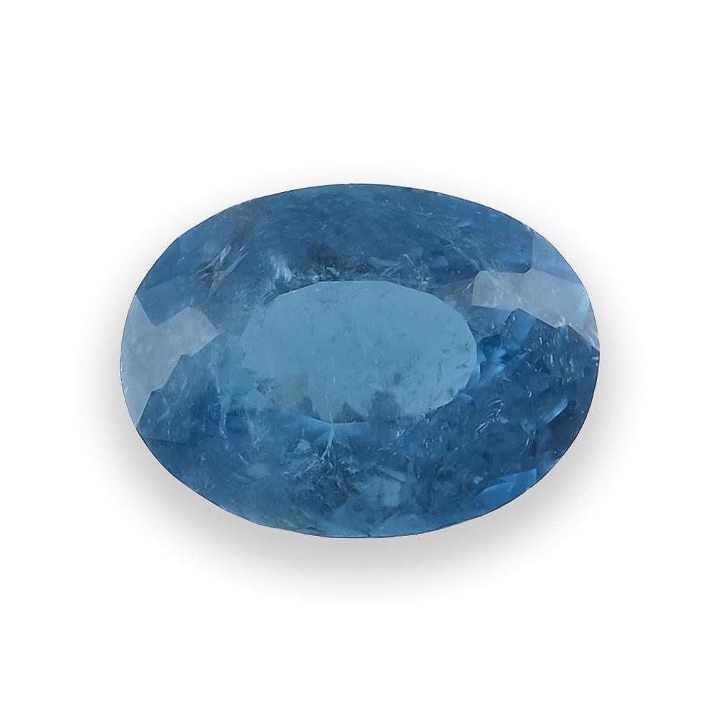 Scopri l'affascinante bellezza di questa tormalina brasiliana Paraiba naturale, del peso di 0,56 carati. Con la sua incantevole tonalità blu-verde e l'elegante forma ovale, questa gemma mostra il vivido splendore e la rarità che rendono le tormaline