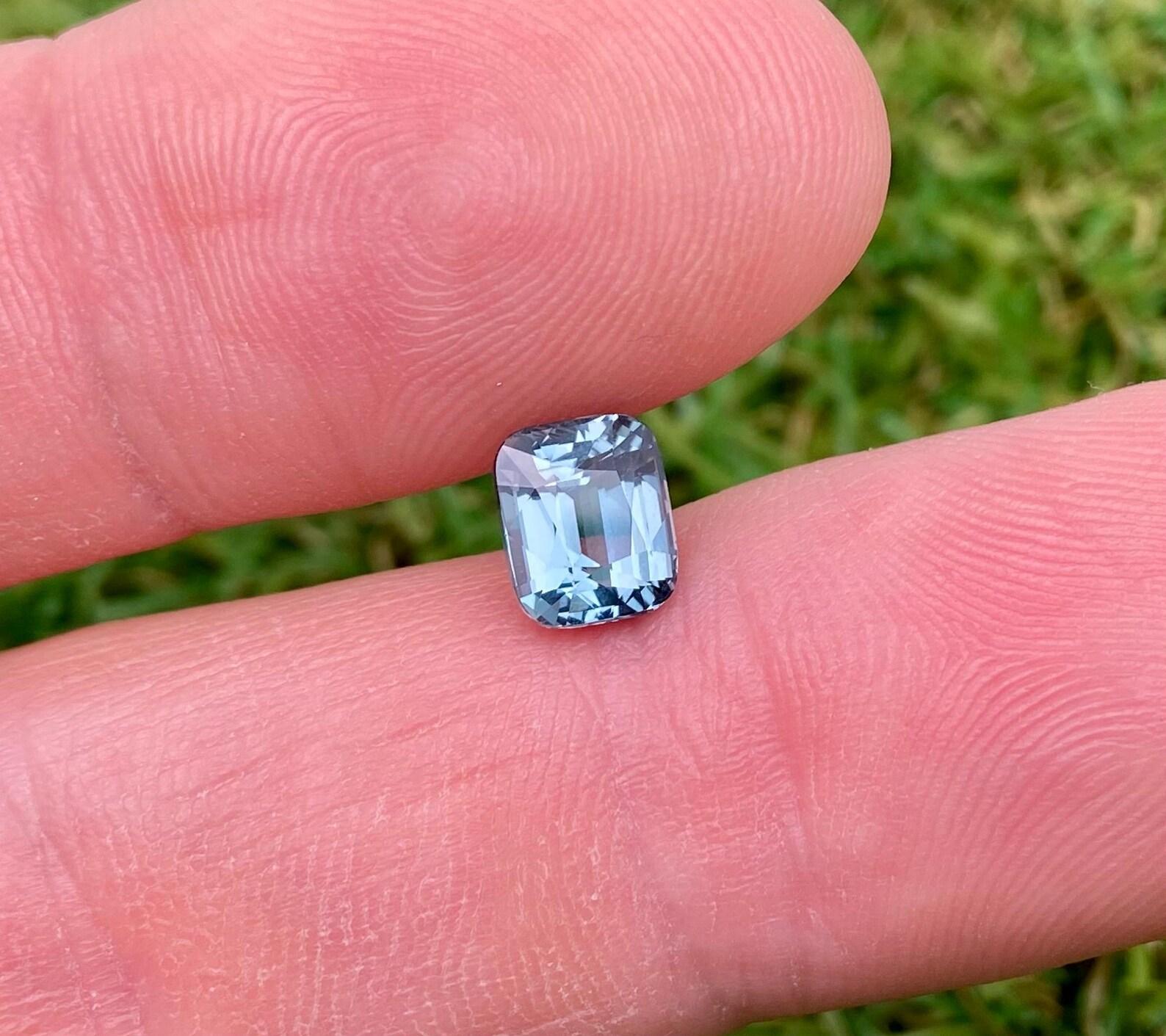 Taglio cuscino Gemma sciolta di Spinello grigio-blu naturale da 2.06 ct. Alta qualità, Cuscino, Tanzania in vendita