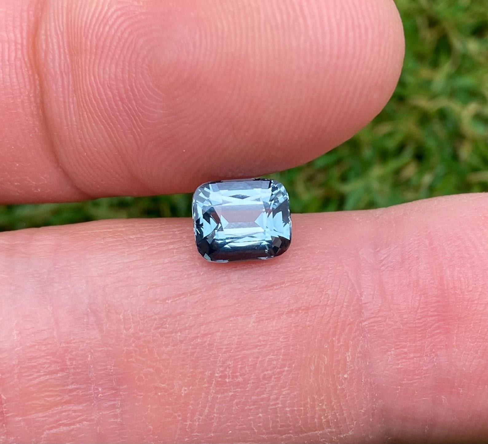 Gemma sciolta di Spinello grigio-blu naturale da 2.06 ct. Alta qualità, Cuscino, Tanzania In condizioni Nuovo in vendita a Daugavpils, LV