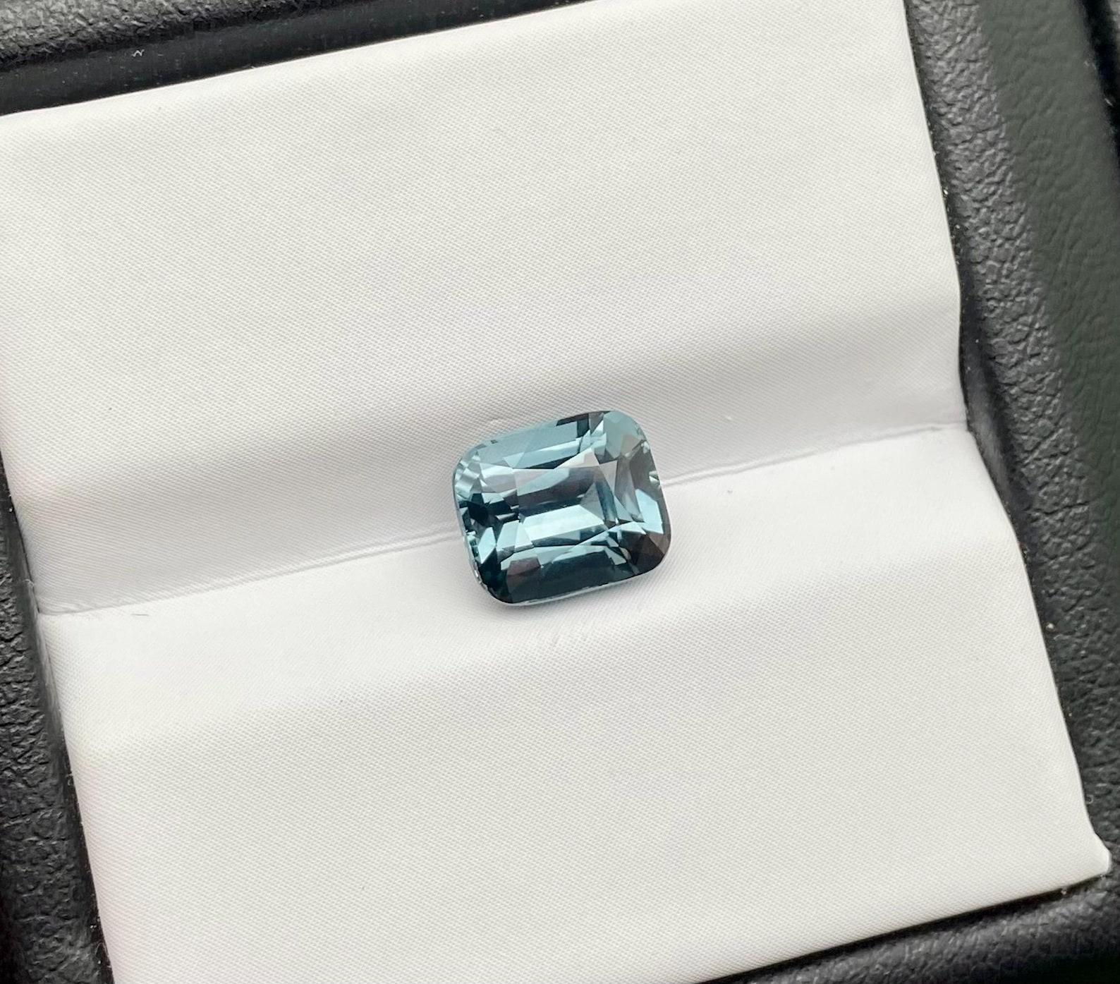 Gemma sciolta di Spinello grigio-blu naturale da 2.06 ct. Alta qualità, Cuscino, Tanzania in vendita 1