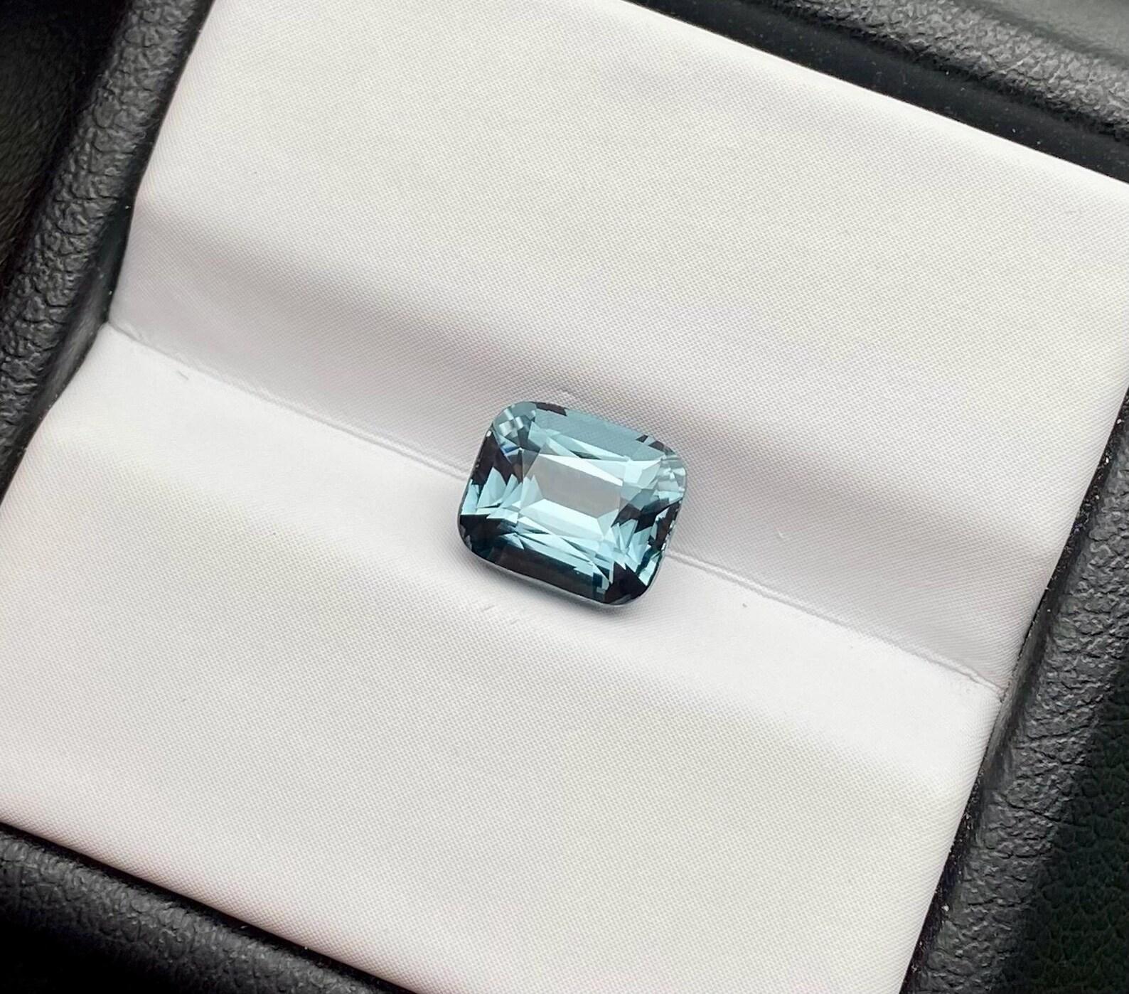 Gemma sciolta di Spinello grigio-blu naturale da 2.06 ct. Alta qualità, Cuscino, Tanzania in vendita 2