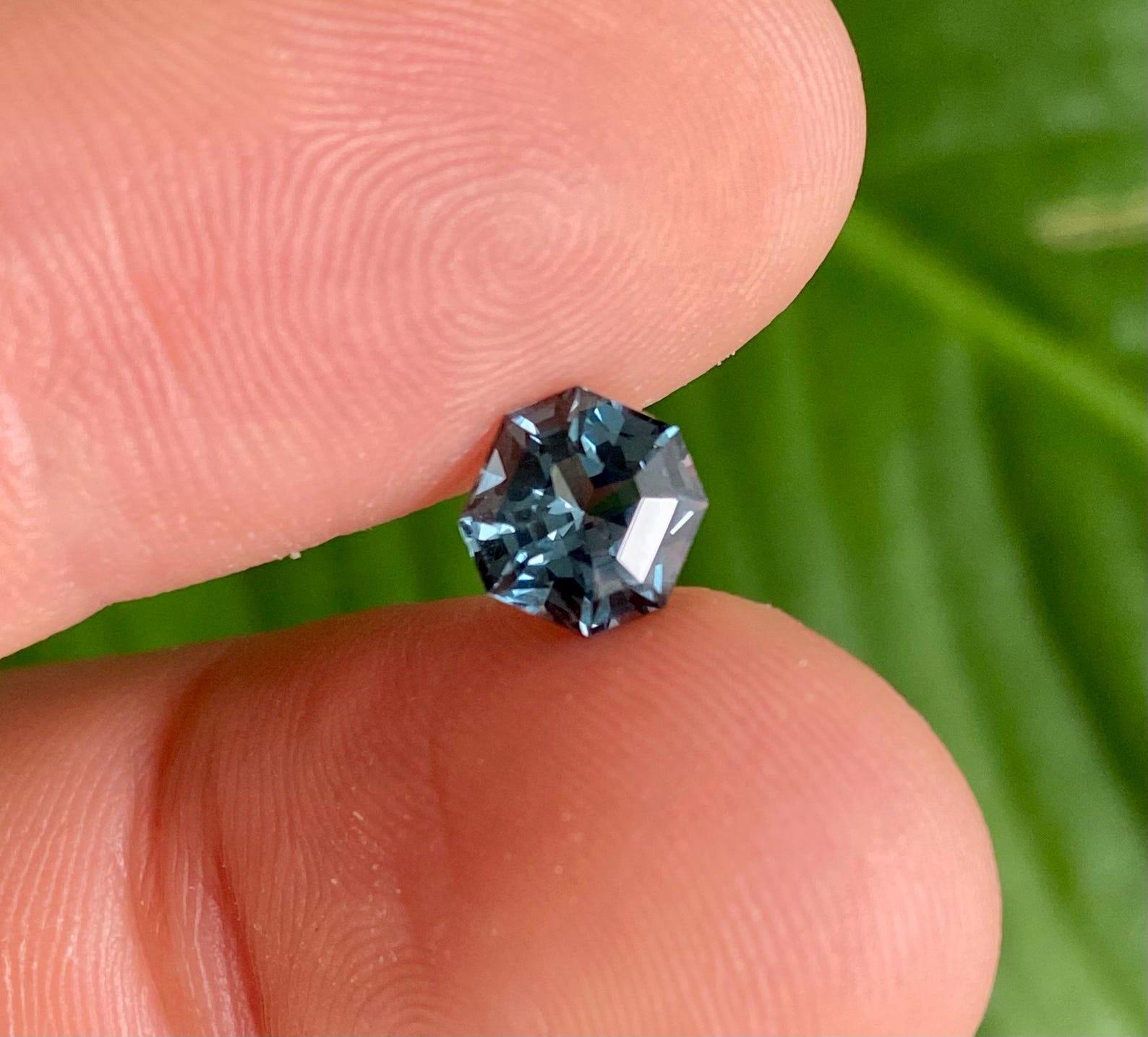Natürlicher grau-blauer Spinell lose Edelstein 2,09 ct. Hochwertiges, Achteck, Tansania im Angebot 5