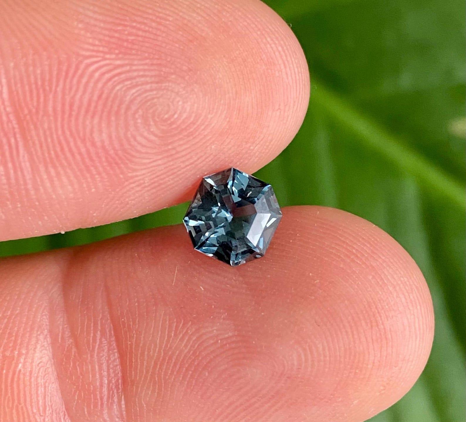 Natürlicher grau-blauer Spinell-Edelstein aus Tansania

GFCO-Labor zertifiziert
Edelsteinfarbe: Grau-Blau
Edelstein-Typ: Spinell
Größe des Edelsteins: 7,37x7,21x5,00 mm
Schnittqualität: Ausgezeichnet
Reinheit/Grad: VVS
Form des Edelsteins: