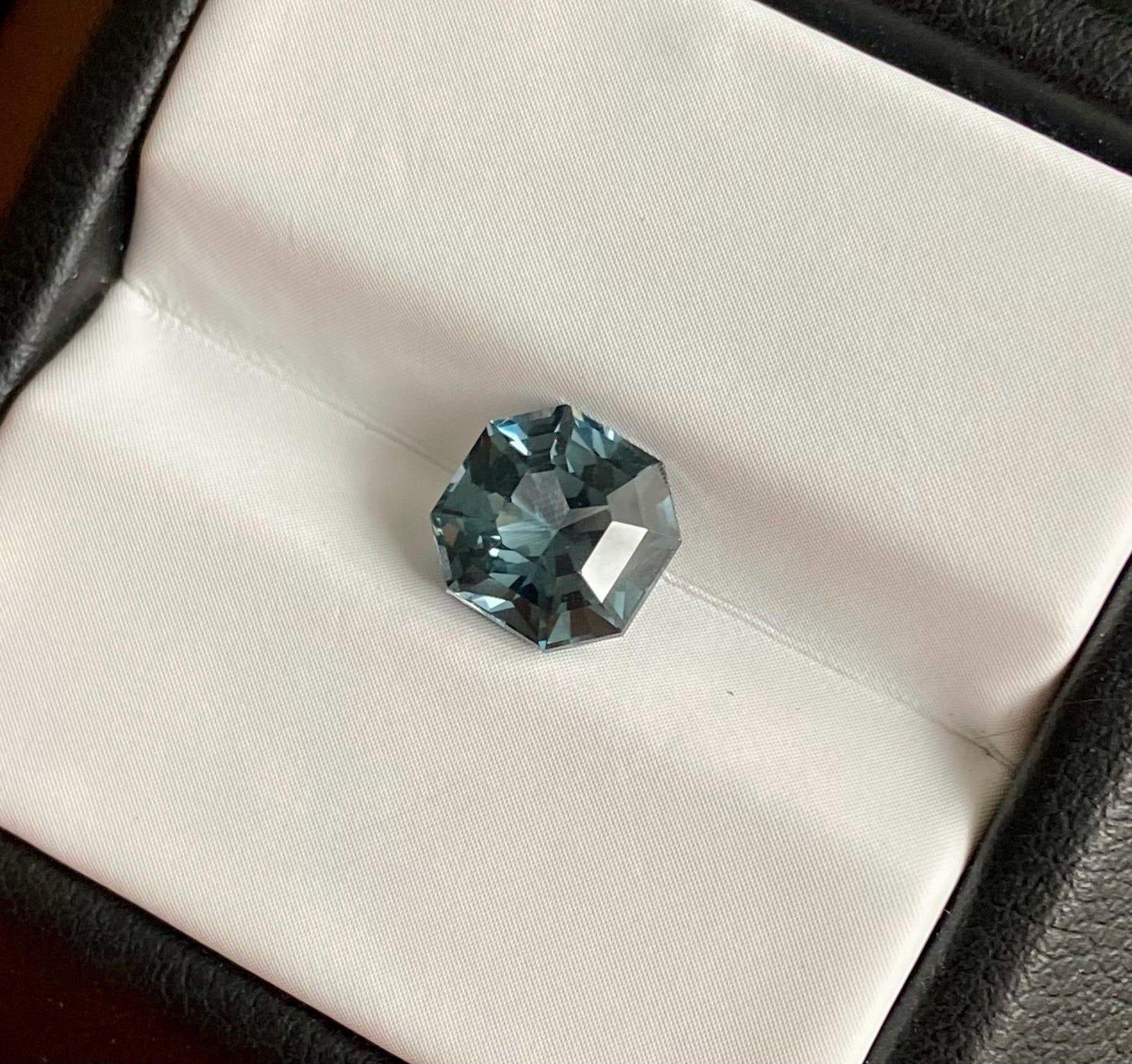 Natürlicher grau-blauer Spinell lose Edelstein 2,09 ct. Hochwertiges, Achteck, Tansania für Damen oder Herren im Angebot