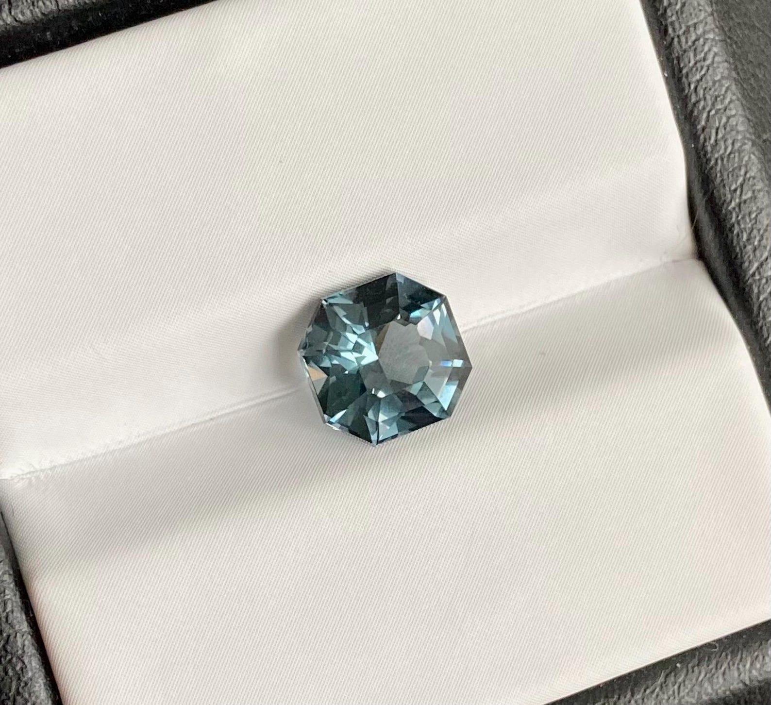 Natürlicher grau-blauer Spinell lose Edelstein 2,09 ct. Hochwertiges, Achteck, Tansania im Angebot 1