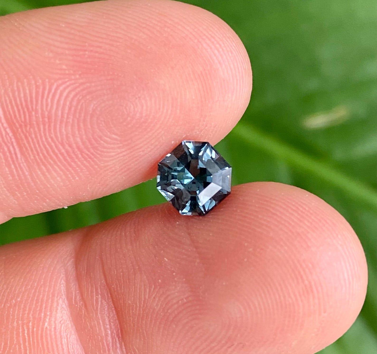 Natürlicher grau-blauer Spinell lose Edelstein 2,09 ct. Hochwertiges, Achteck, Tansania im Angebot 2