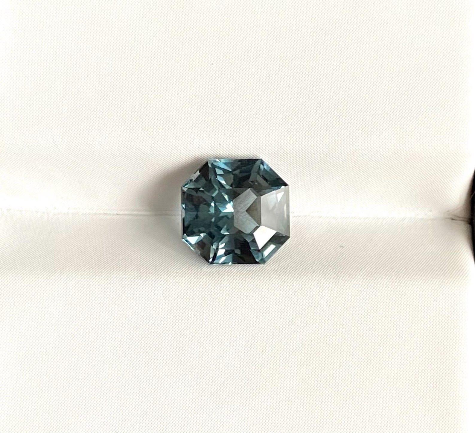 Natürlicher grau-blauer Spinell lose Edelstein 2,09 ct. Hochwertiges, Achteck, Tansania im Angebot 3