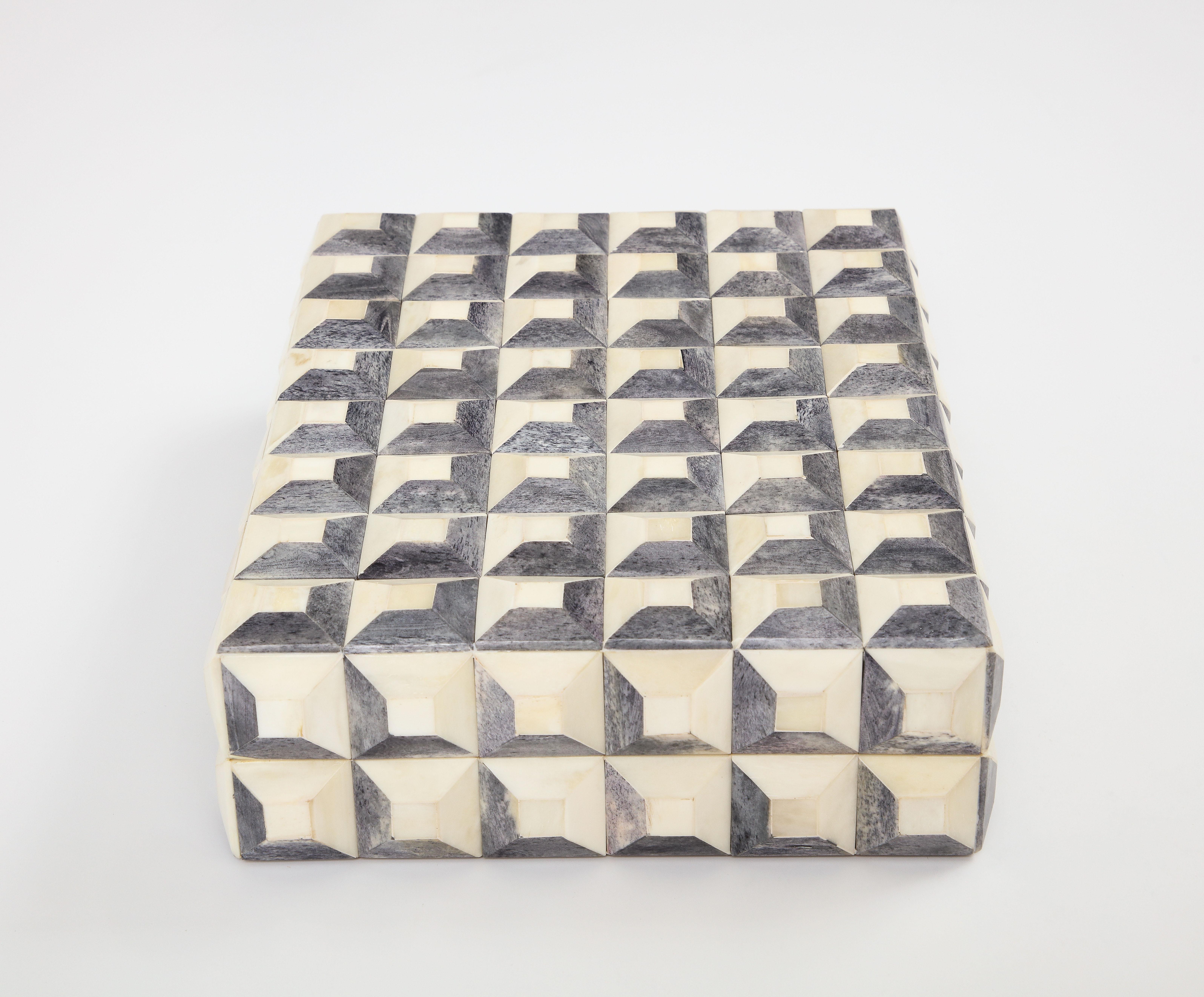 Moderne Boîte à carreaux géométrique en os gris naturel en vente